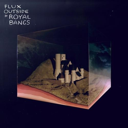 Ein Schloss auf einem Hügel in einem Glaskasten. Der Hintergrund zeigt einen dunklen Himmel mit Wolken. Text lautet 'Flux Outside by Royal Bangs'.