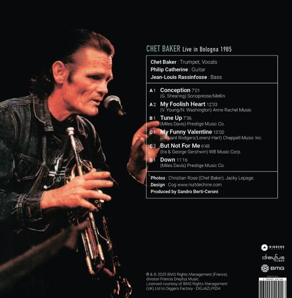 Chet Baker spielt Trompete, live 1985. Schwarzweißfoto, mit Details der Titelliste und Credits des Albums.