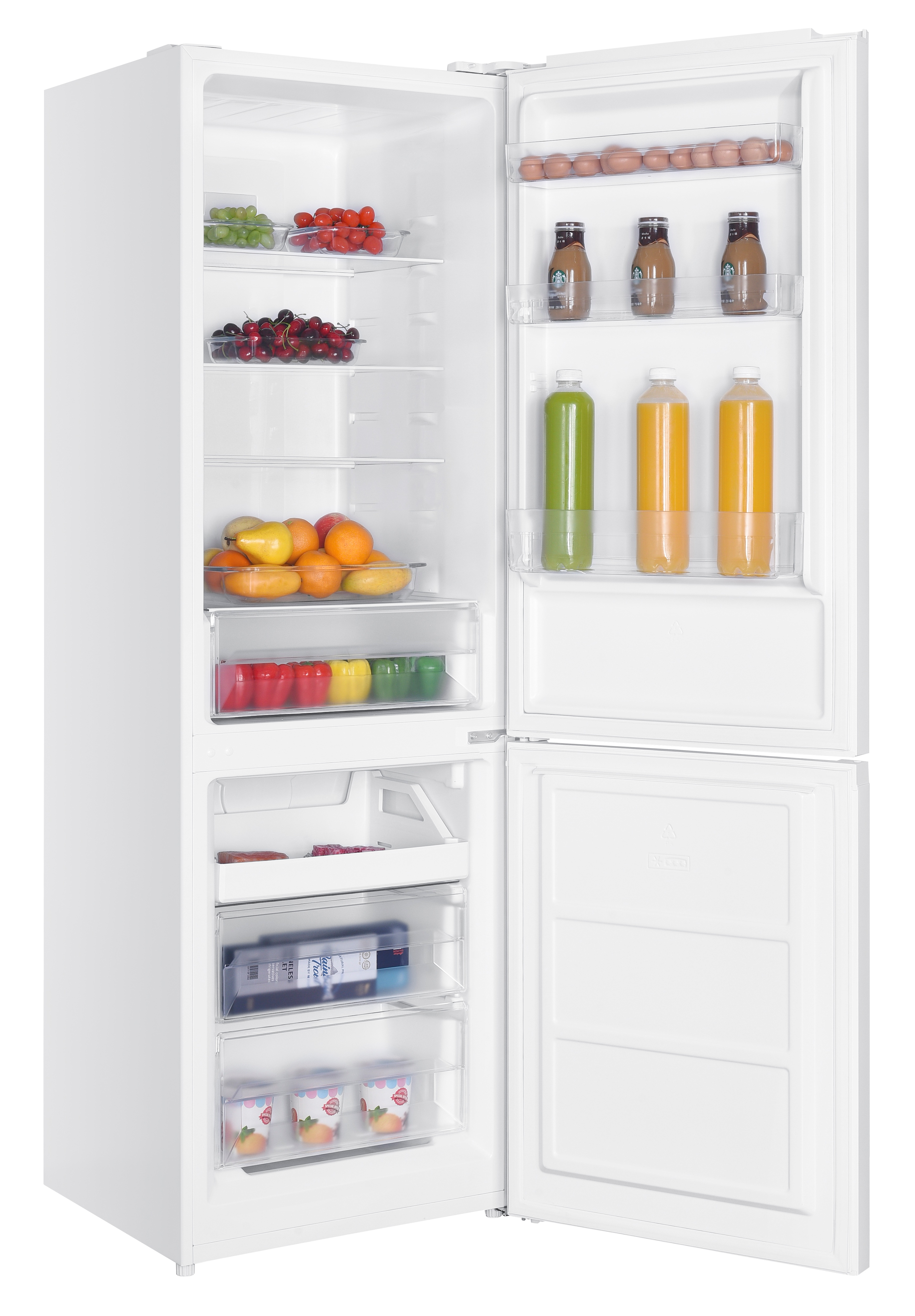 Biała otwarta lodówka z owocami, warzywami, napojami i jajkami. Zamrażarka na dole.