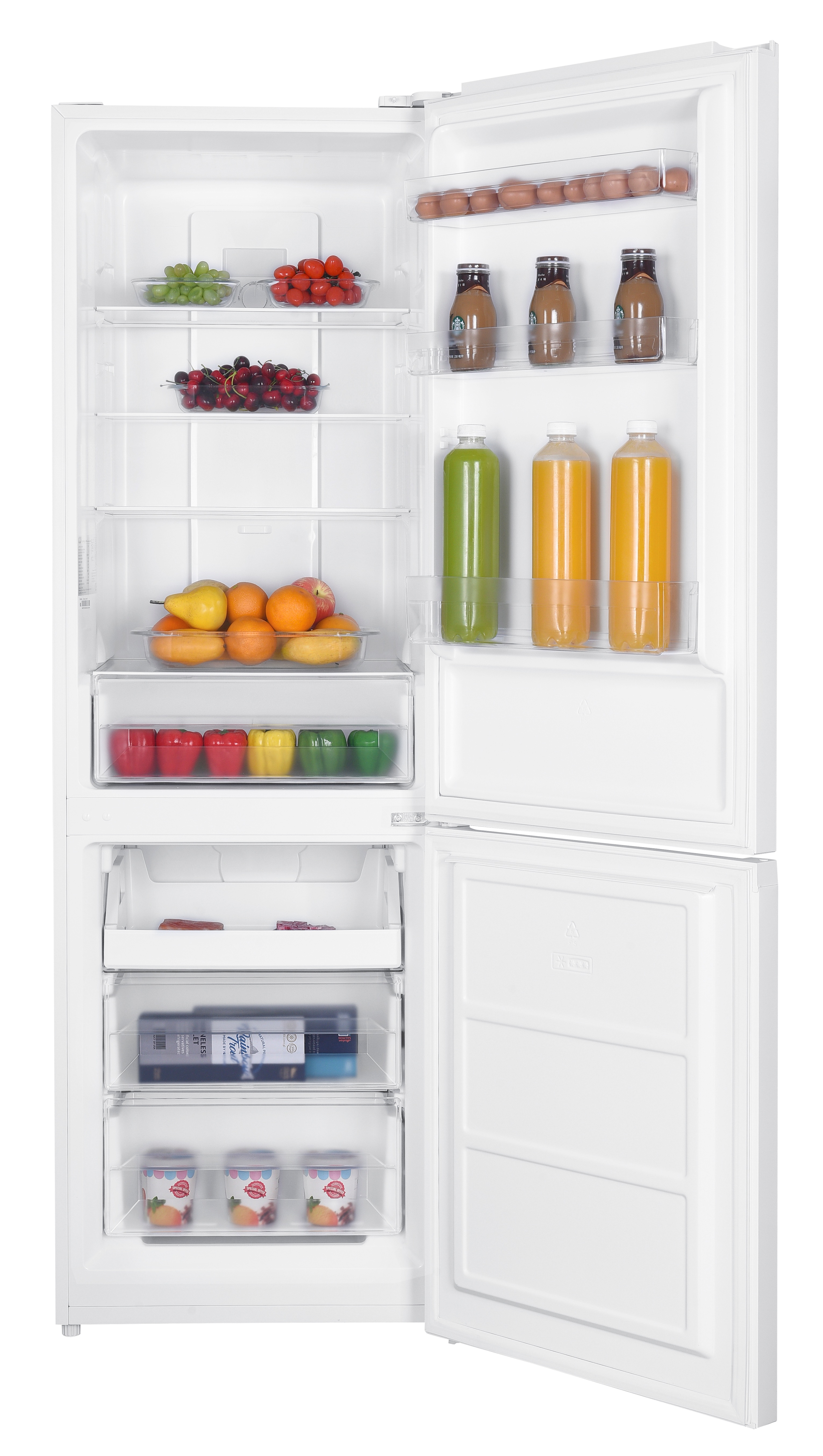 Otwarta biała lodówka wypełniona owocami, warzywami, butelkami z sokiem, jajkami i jogurtem. Drzwi zamrażarki również są otwarte.