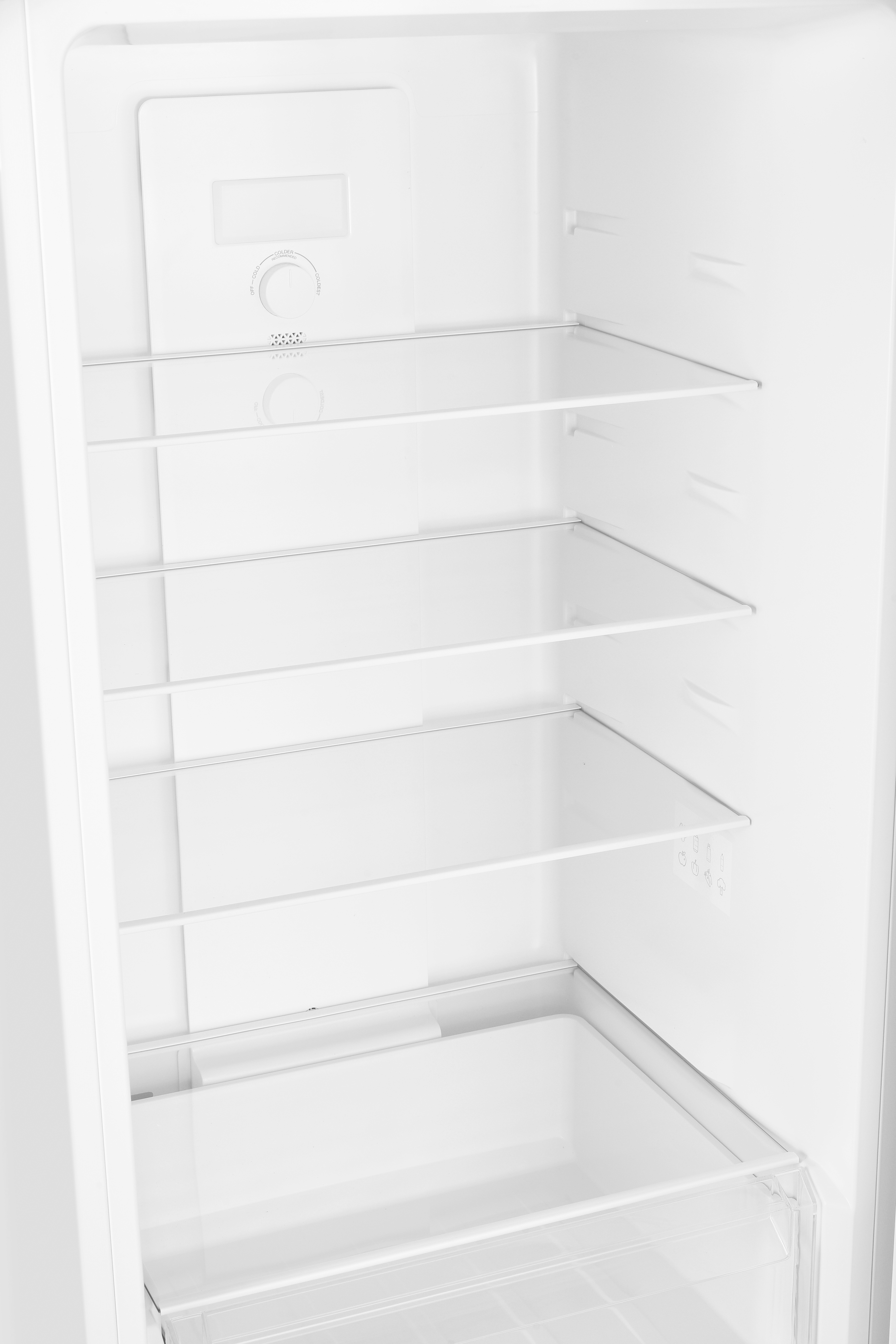 Puste wnętrze białej lodówki z półkami, panelem sterowania i szufladą na warzywa.