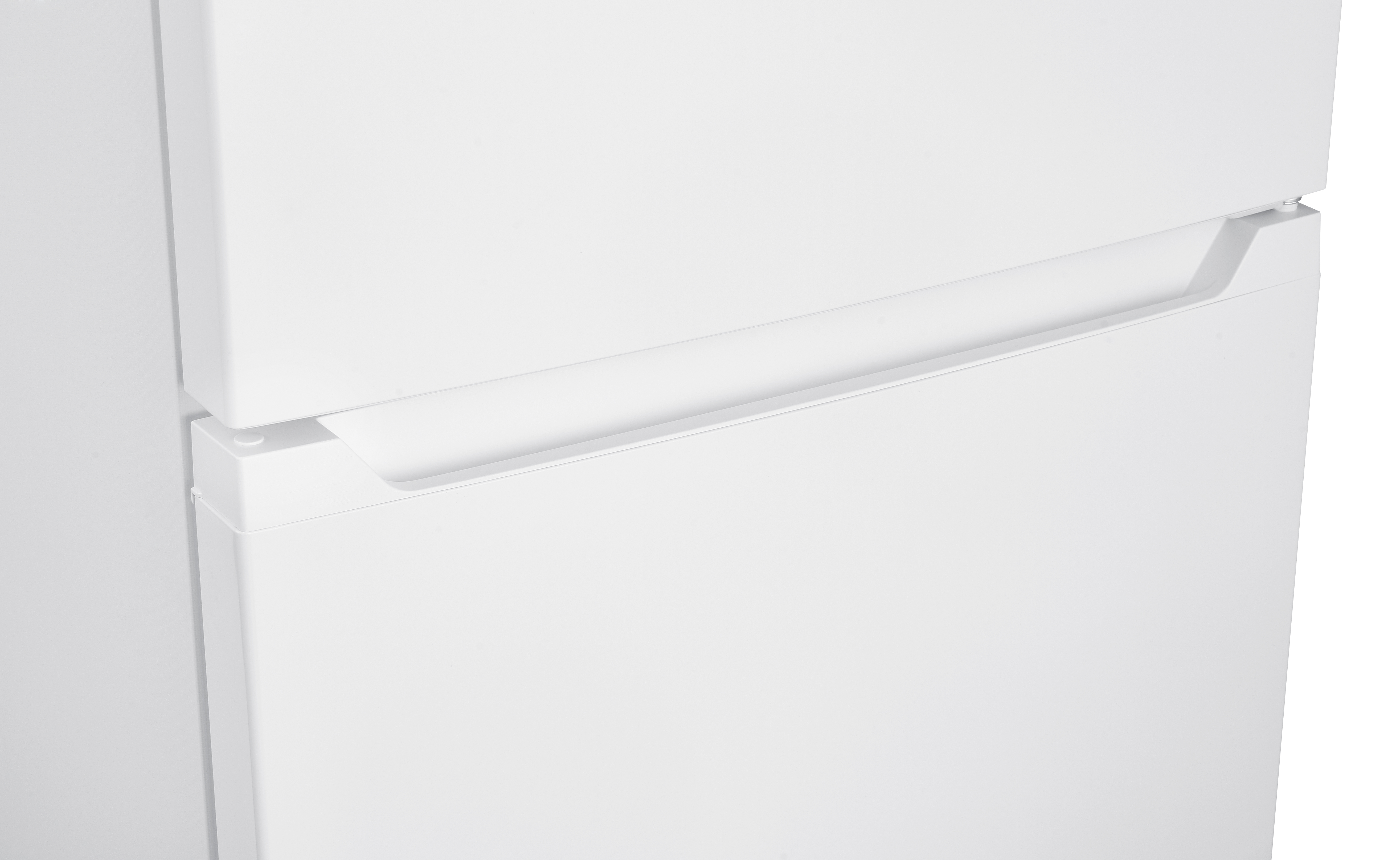 Zbliżenie białej lodówki. Górna część ma uchwyt. Dolna część ma uchwyt. Oba są białe.