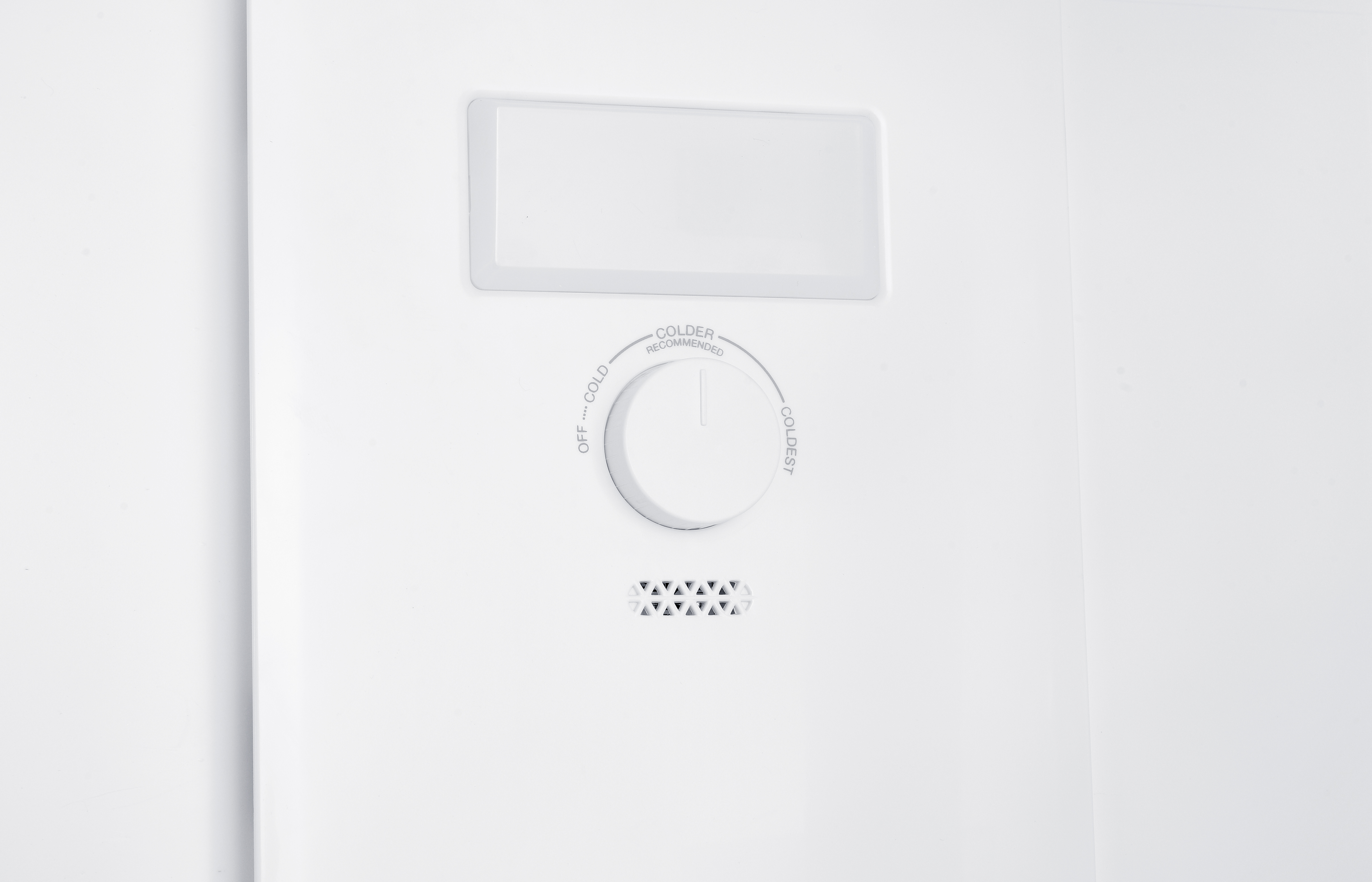 Biały panel sterowania lodówki. Ma pokrętło regulacji temperatury i prostokątny wskaźnik nad nim.