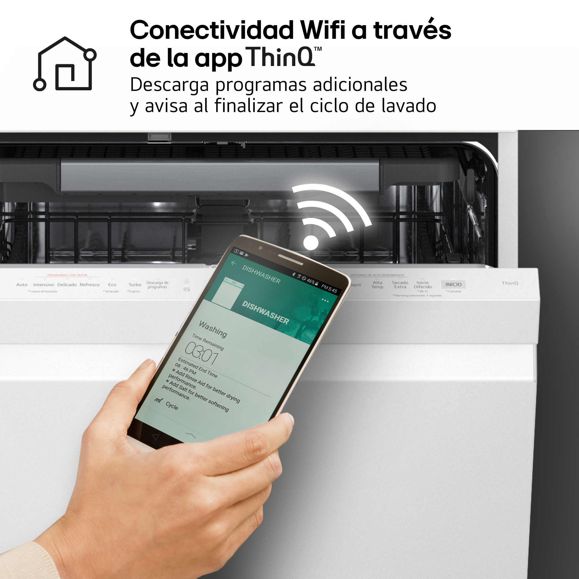Una mano sostiene un teléfono que muestra una aplicación de lavavajillas con tiempo restante. Icono de Wifi sobre un lavavajillas.