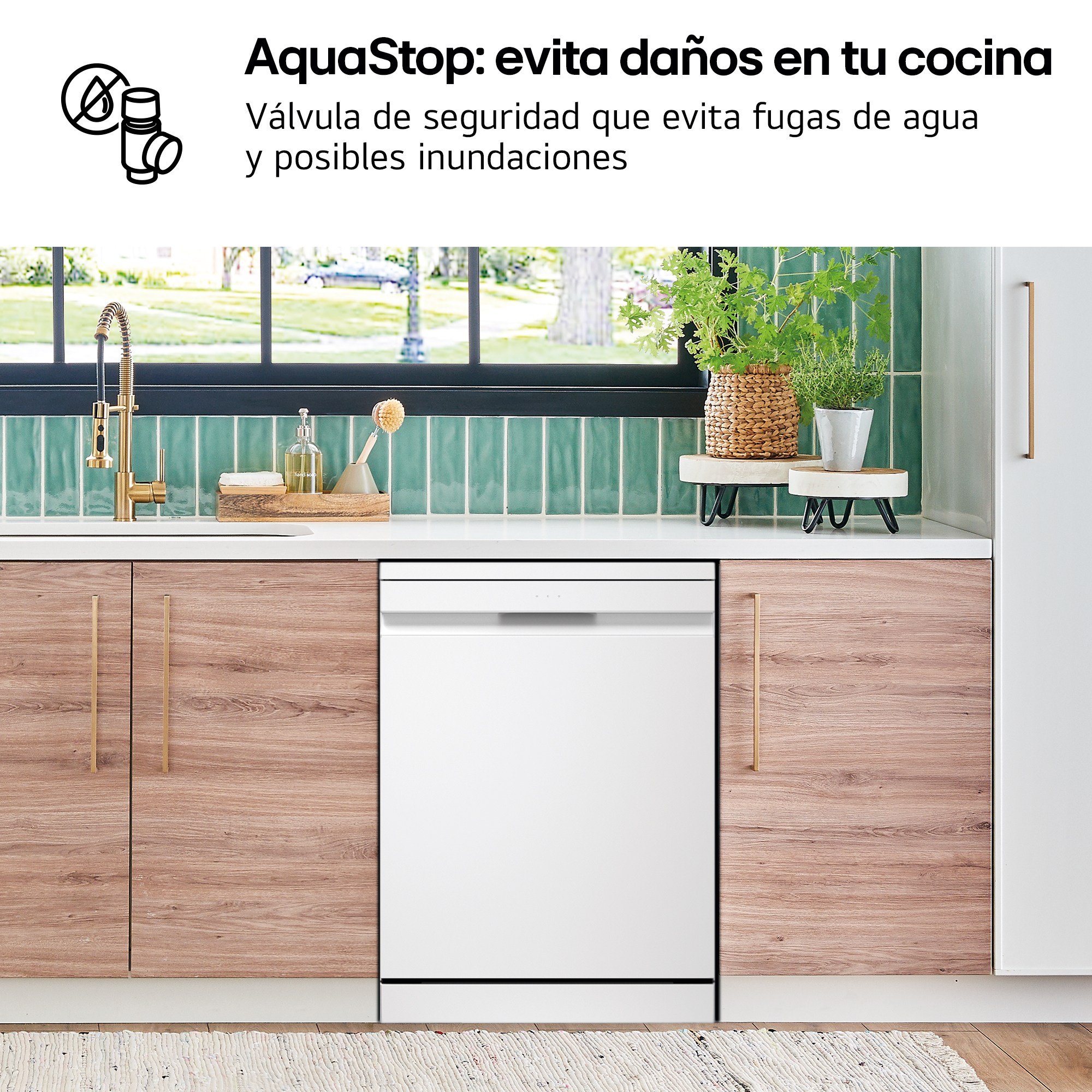 Interior de cocina con lavavajillas, fregadero, plantas y armarios de madera. Texto: AquaStop, evita daños por agua.