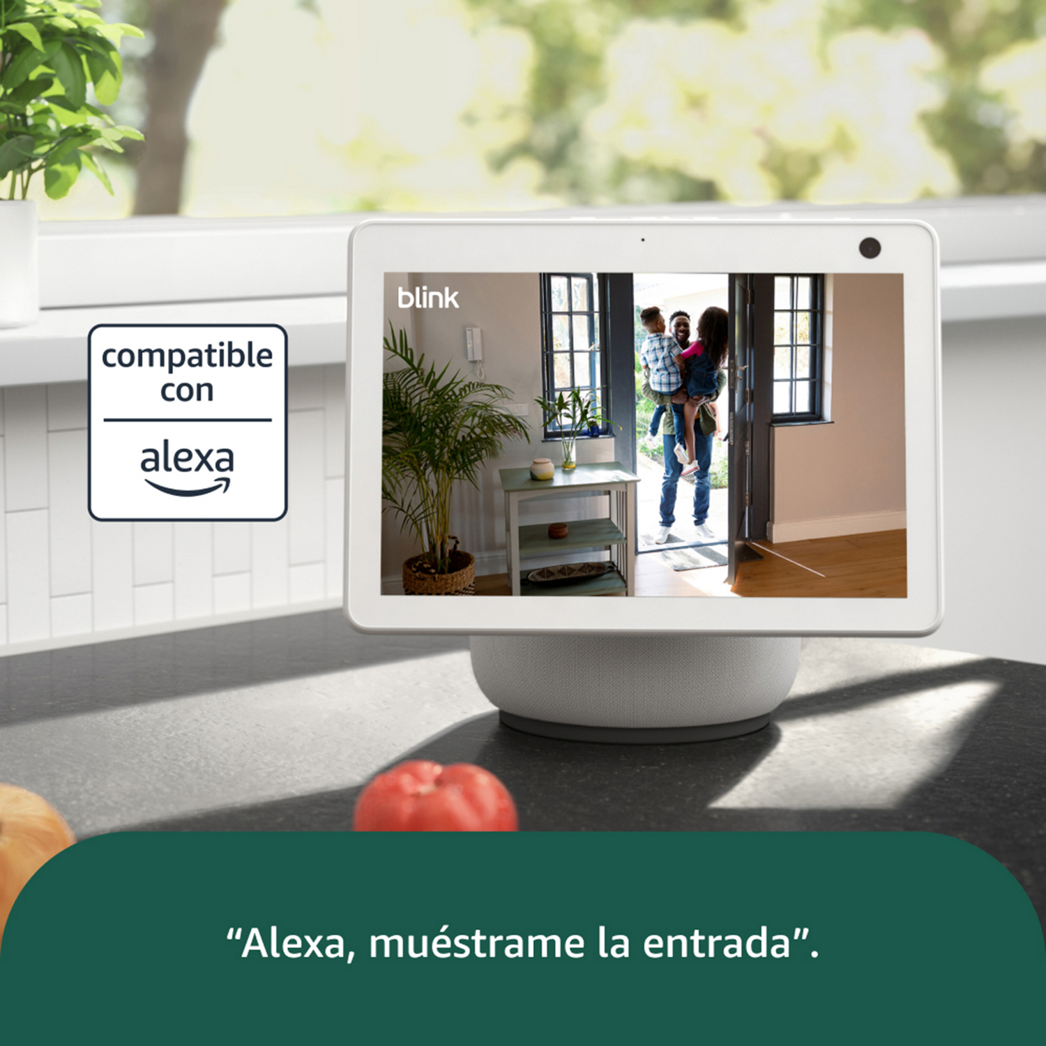 Una pantalla inteligente muestra a una familia en una puerta. Texto: 'Alexa, muéstrame la entrada'. Compatible con Alexa.