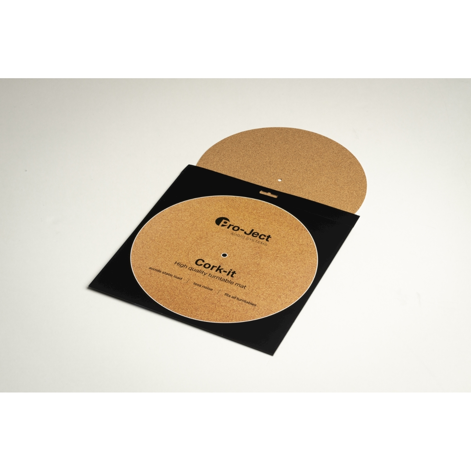 Un tappetino in sughero per giradischi di Pro-Ject, 'Cork-it', su carta nera contro sfondo bianco, che mostra le sue caratteristiche.