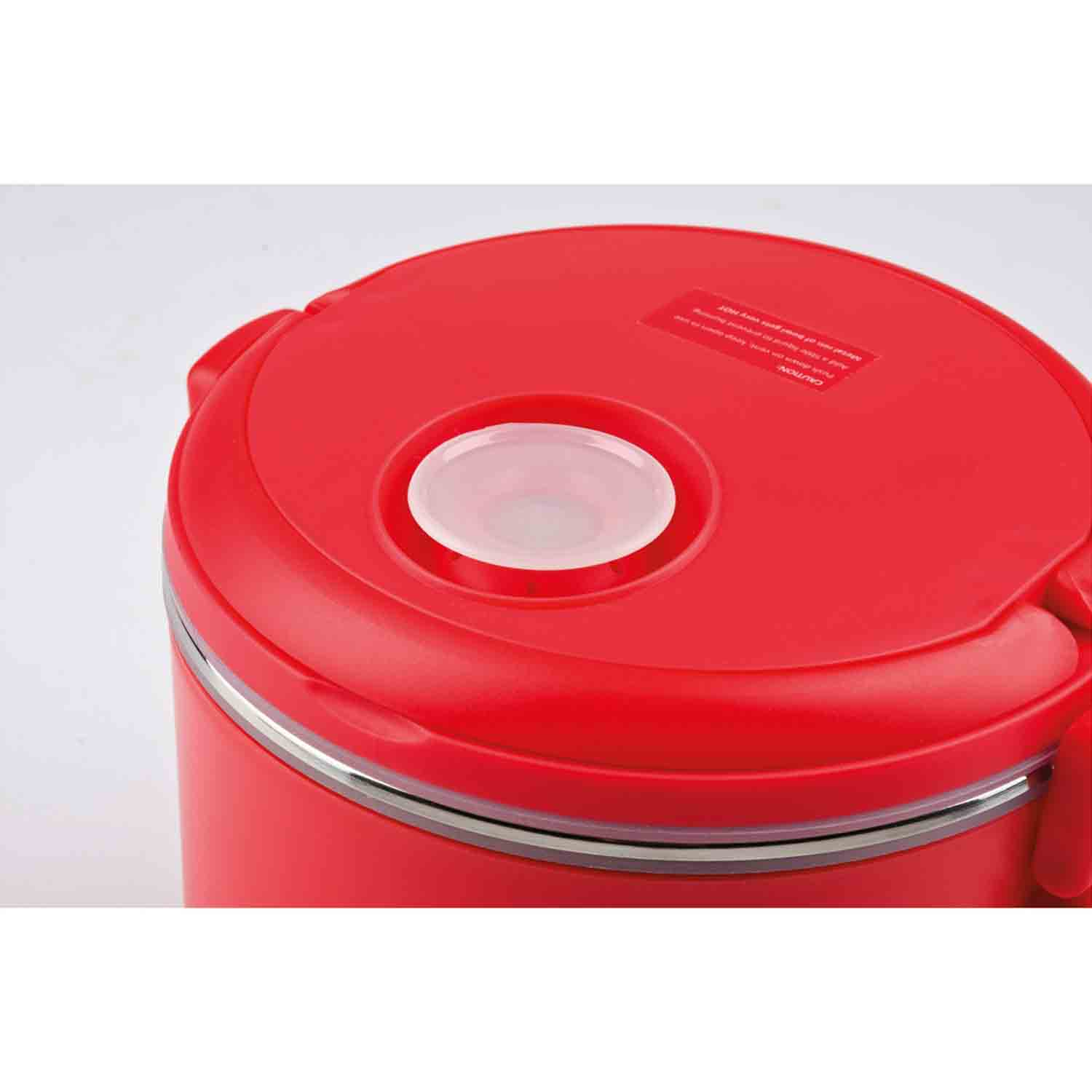 Primo piano di un contenitore per alimenti rosso. Il contenitore ha un coperchio con uno sfiato circolare bianco e una fascia argentata.