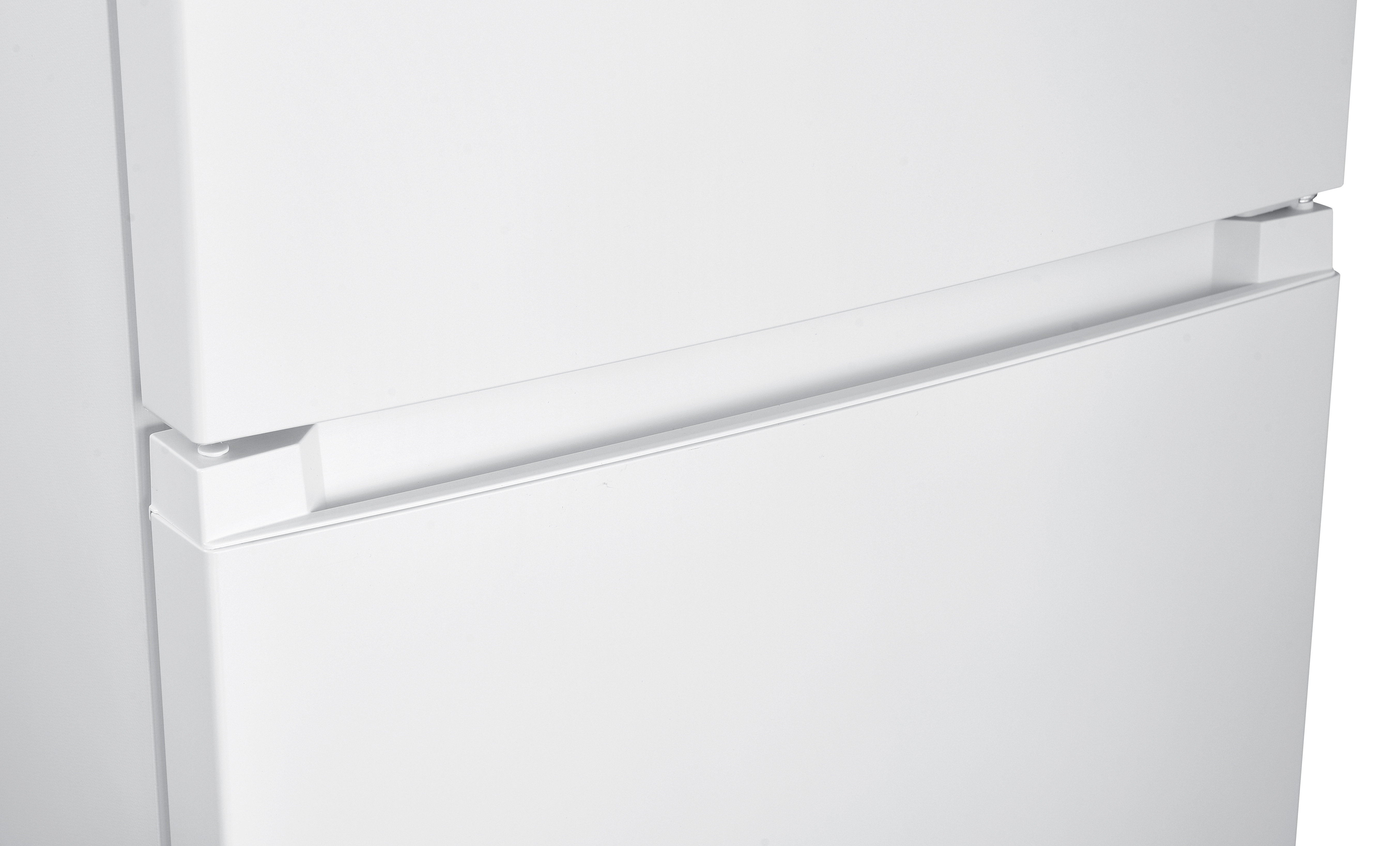 Zbliżenie białej szafki. Obraz pokazuje dwa zachodzące na siebie fragmenty z małym detalem uchwytu. Powierzchnia jest czysta i gładka.