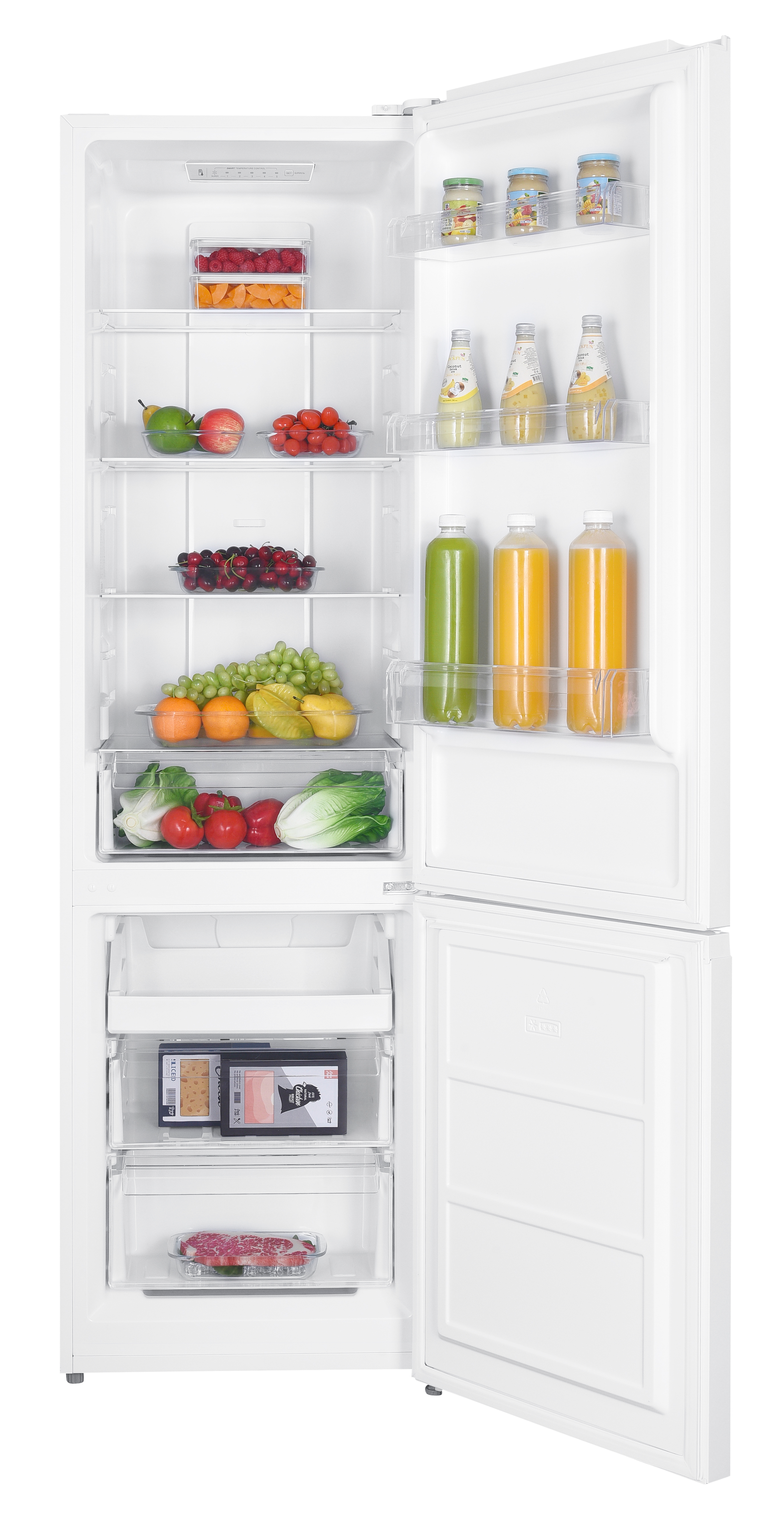 Otwarta biała lodówka wypełniona owocami, warzywami, butelkami z sokiem i słoikami. Zamrażarka jest otwarta na dole.
