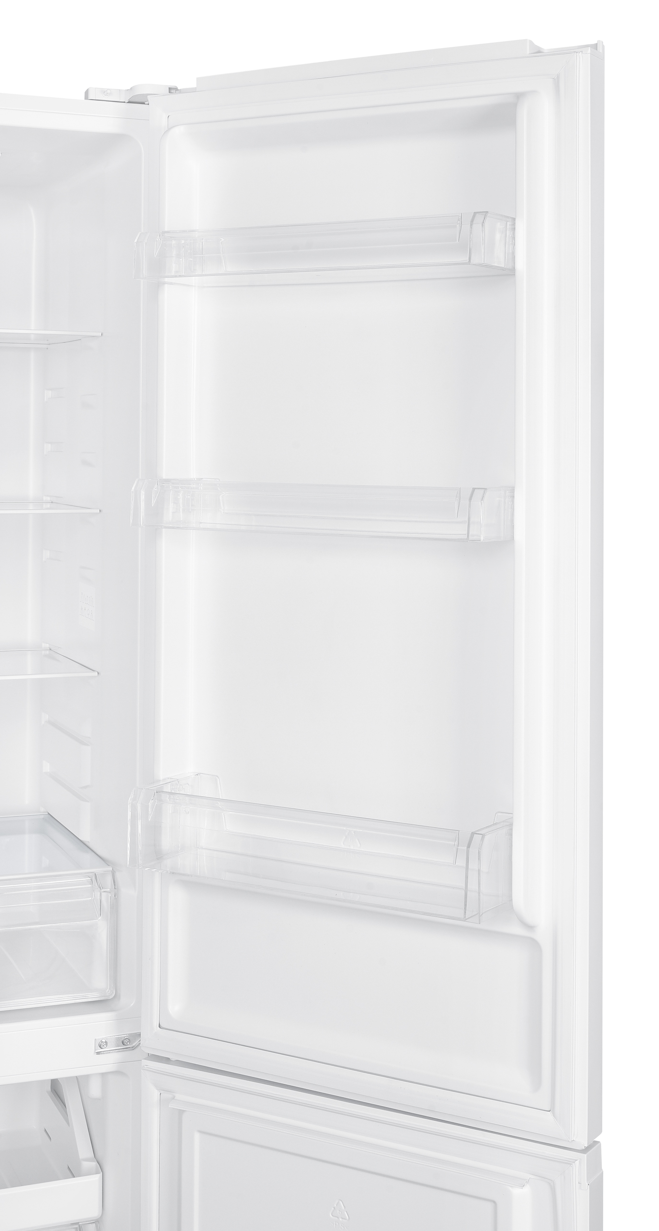 Otwarta biała lodówka wewnątrz. Widoczne są przezroczyste półki i przegródki drzwiowe. Otwarte drzwi odsłaniają pustą przestrzeń.