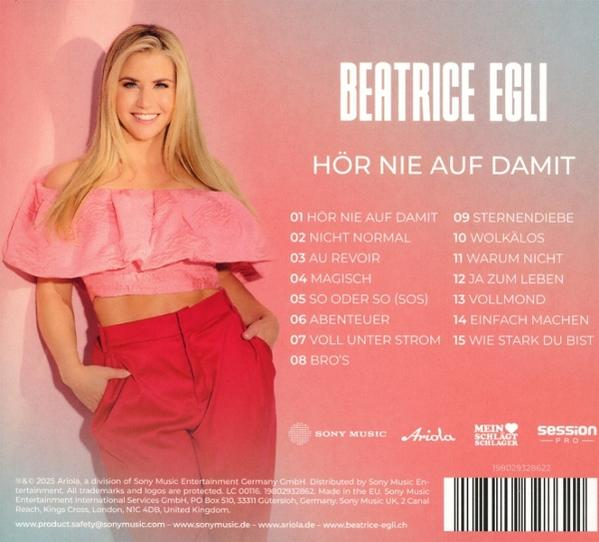 Beatrice Egli in einem pinken Oberteil und roten Hosen, Albumtitel links.