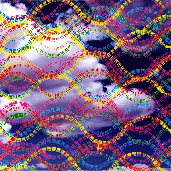 Bunte Wellenmuster aus Punkten vor einem Himmel mit Wolken.