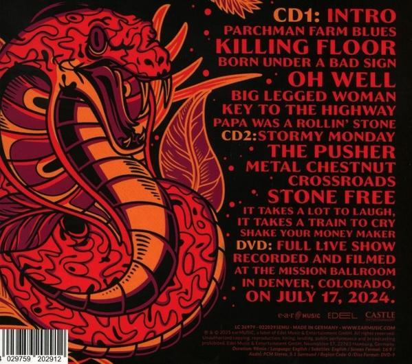 Ein roter und orangefarbener Schlangen-Aufdruck auf schwarzem Hintergrund mit Songliste.