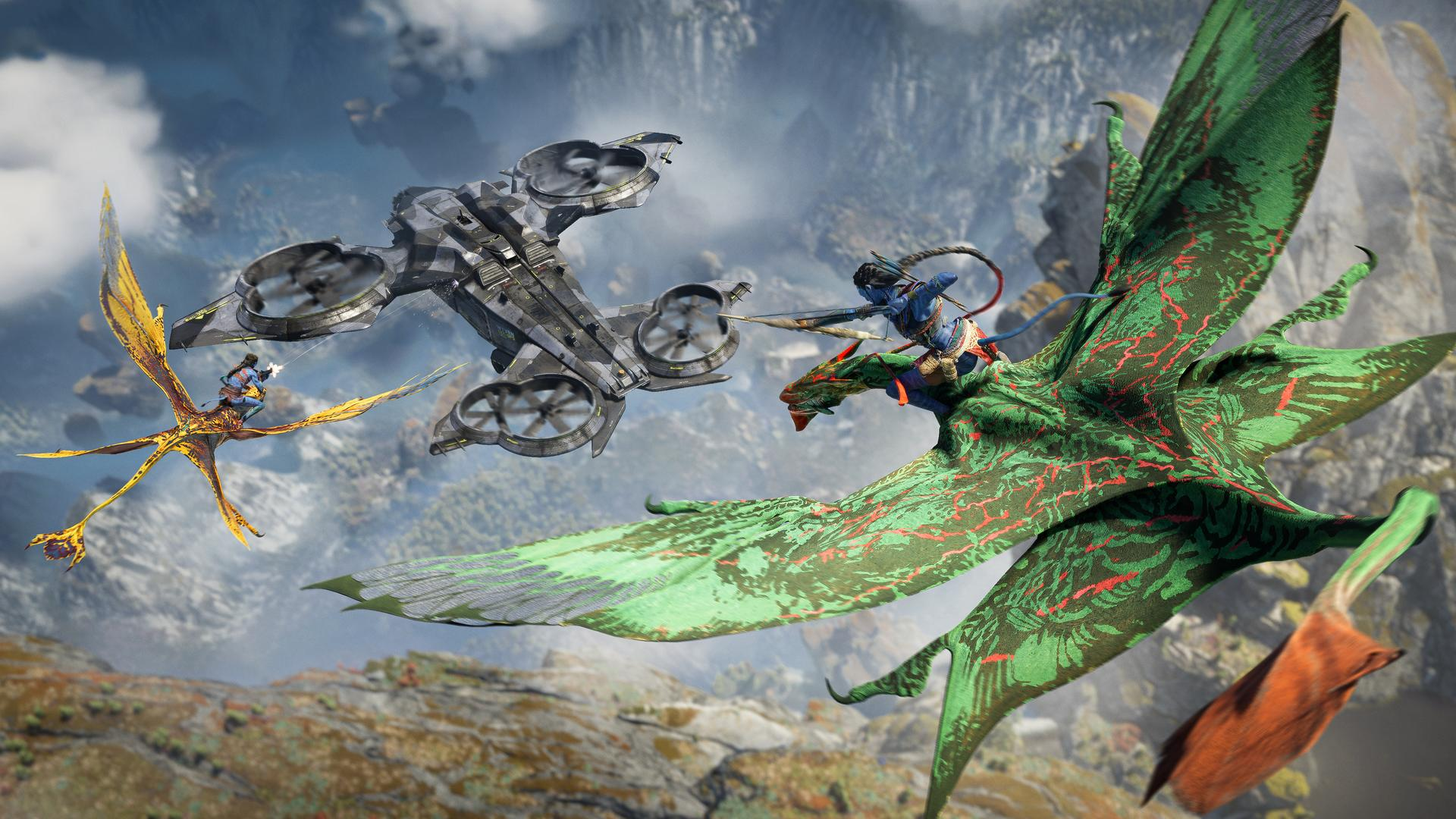 Eine Avatar-Szene mit fliegenden Kreaturen und einem Militärflugzeug. Ein blauer Außerirdischer reitet auf einem drachenartigen Wesen, während ein anderer auf einem gelben reitet.