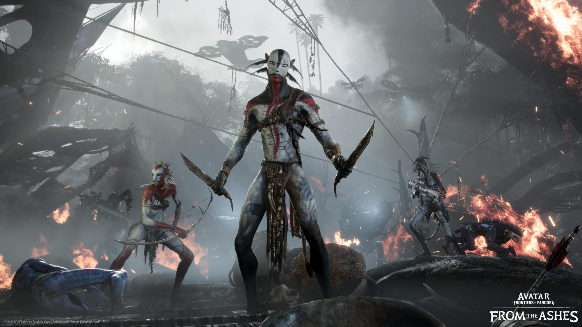 Szene aus dem Avatar-Spiel. Drei na'vi-artige Figuren mit Waffen stehen in einem brennenden Wald. Einer hält Dolche, andere Bögen und Gewehre.
