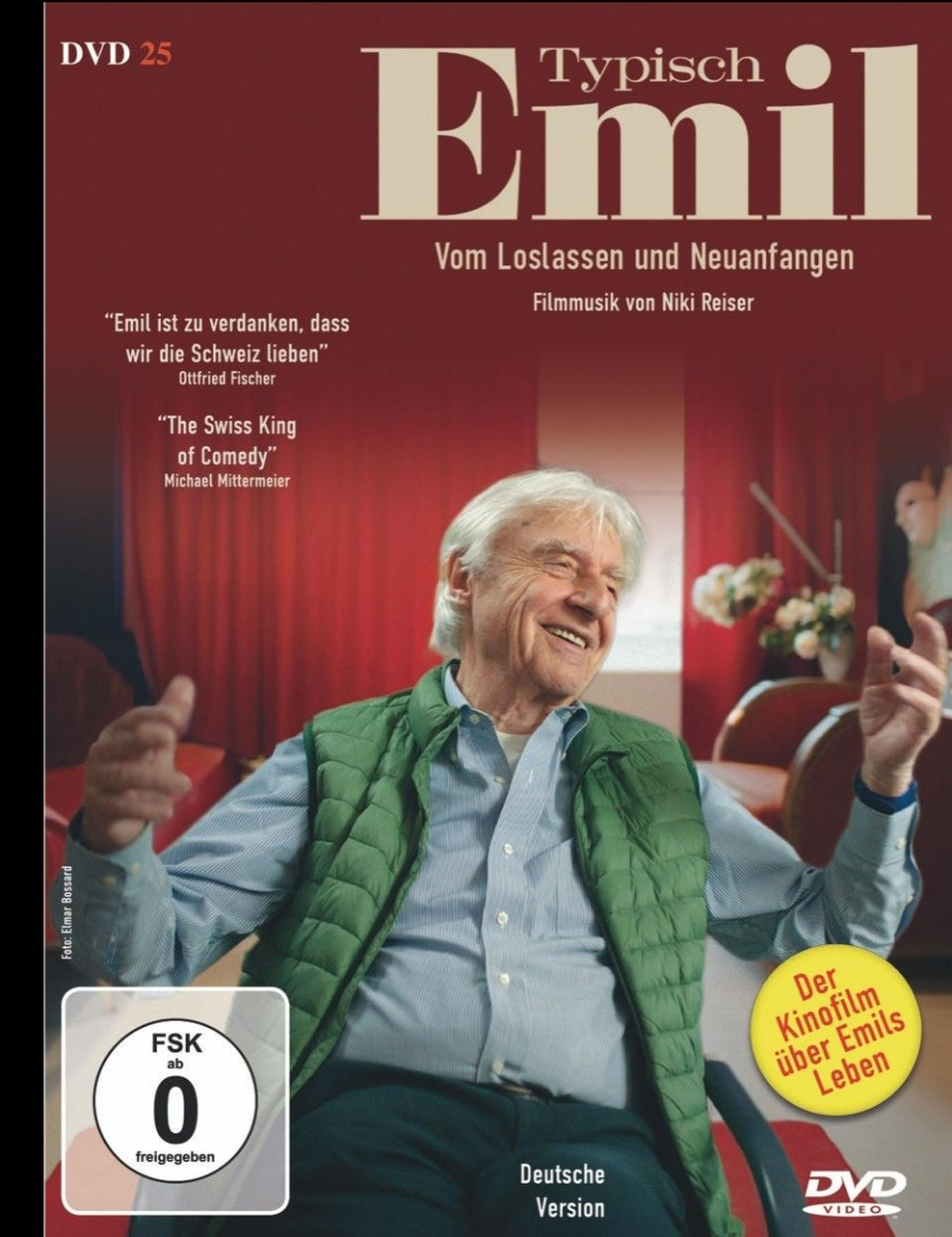 Ein älterer Mann mit grauen Haaren lacht, trägt eine Weste und ein Hemd. DVD-Cover.