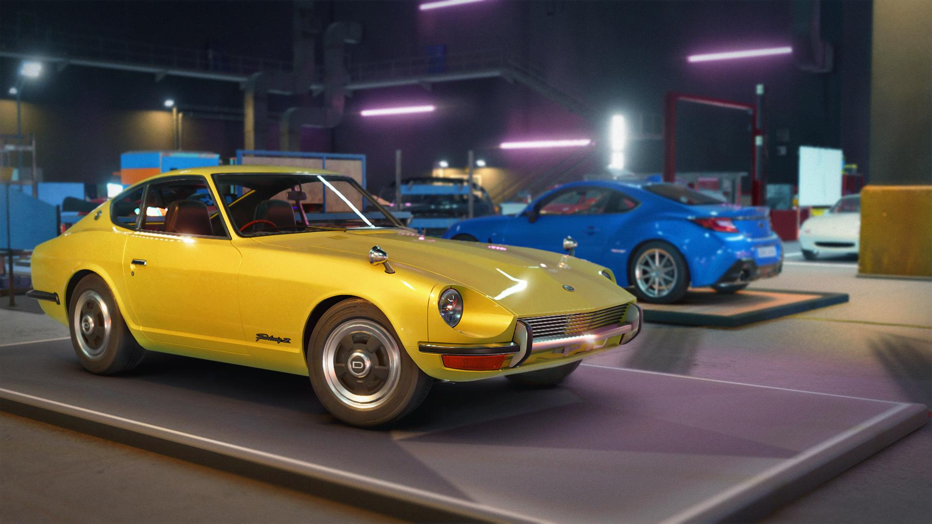 Ein gelbes klassisches Auto steht in einer Garage. Dahinter stehen andere Autos in Blau und Weiß. Die Garage hat Neonlichter.