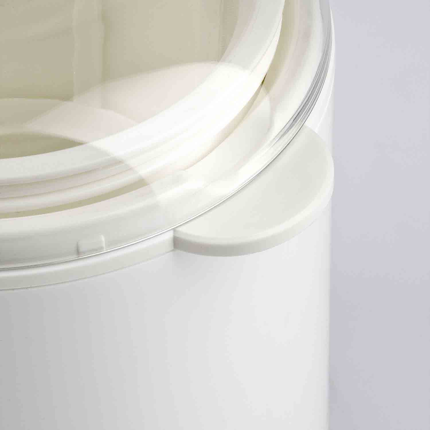 Primo piano di una gelatiera bianca. Un coperchio trasparente rivela l'interno. La parte superiore e la maniglia sono in plastica bianca.