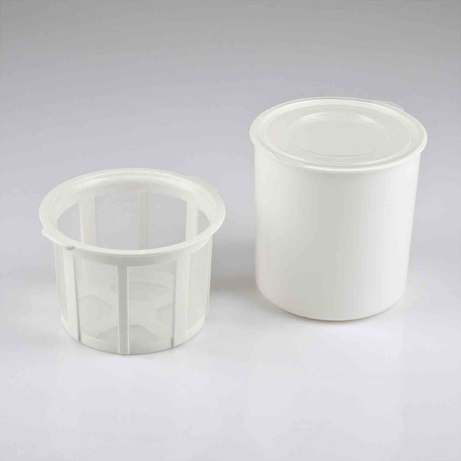 Due contenitori di plastica bianca su sfondo bianco. Uno è un cilindro alto con coperchio, l'altro è un colino più corto.