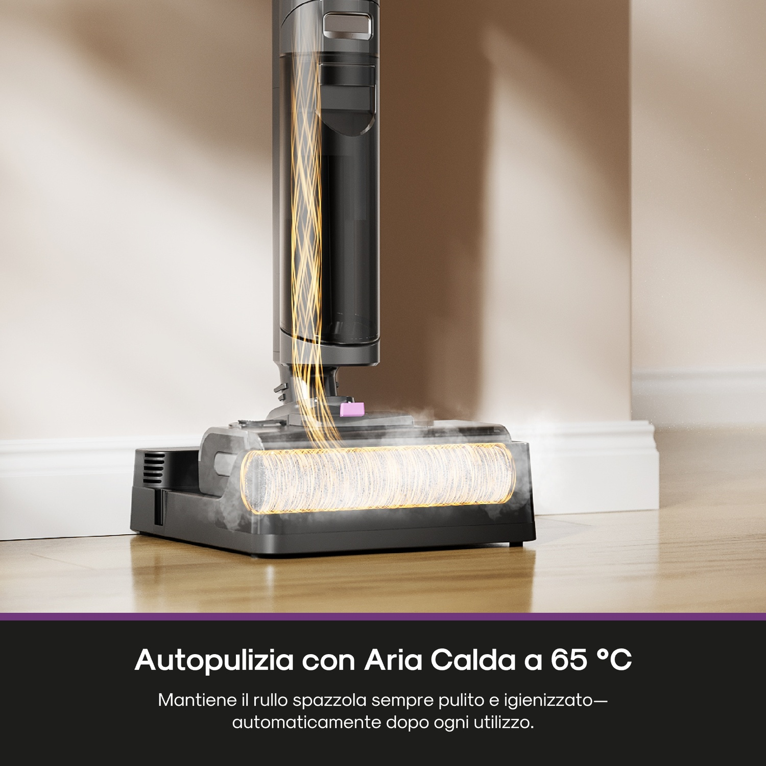 Un aspirapolvere nero e grigio con vapore, su un pavimento in legno. Testo: Autopulizia con aria calda a 65°C.
