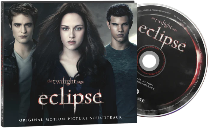 A The Twilight Saga: Eclipse CD borítója, szereplőkkel. A CD jobbra. A cím és a filmzene infó látható.