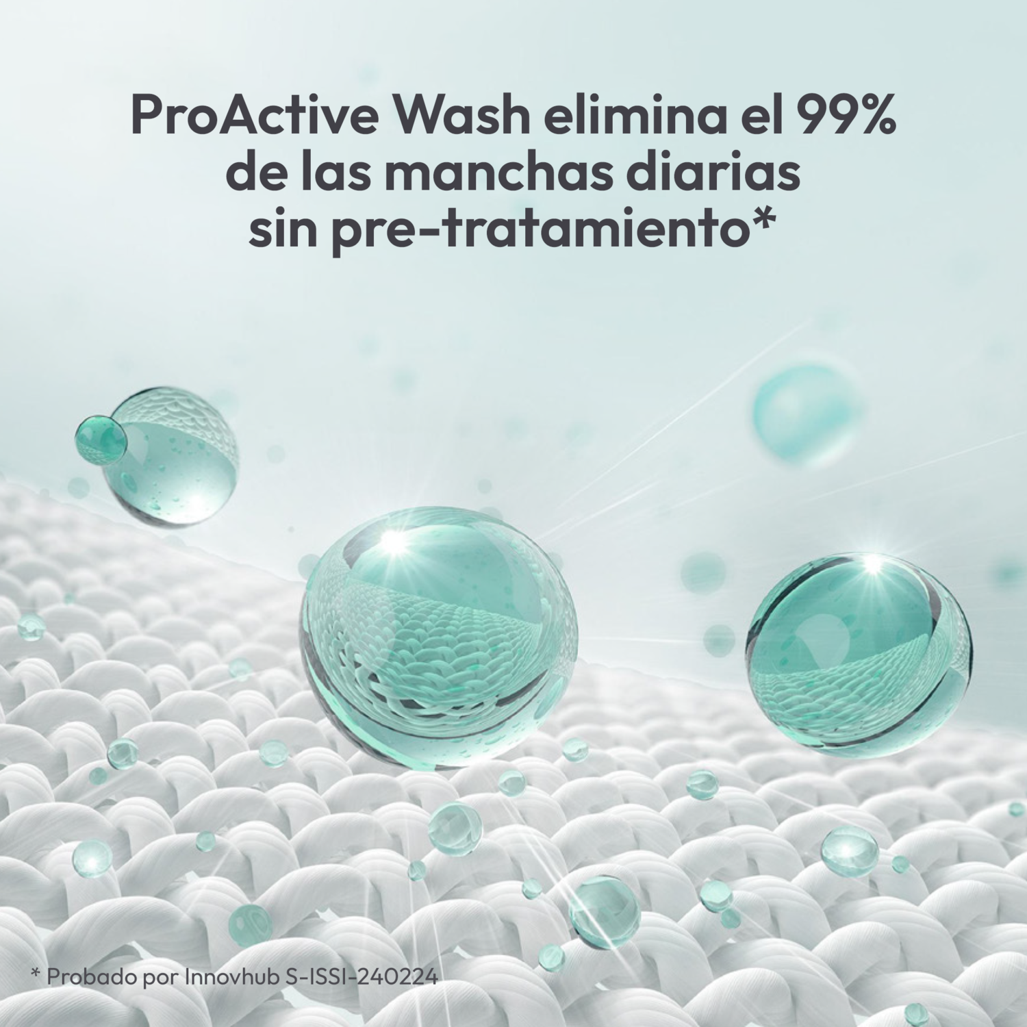 La imagen muestra gotas de agua interactuando con tela blanca. El texto dice: ProActive Wash elimina el 99% de las manchas diarias sin pretratamiento.