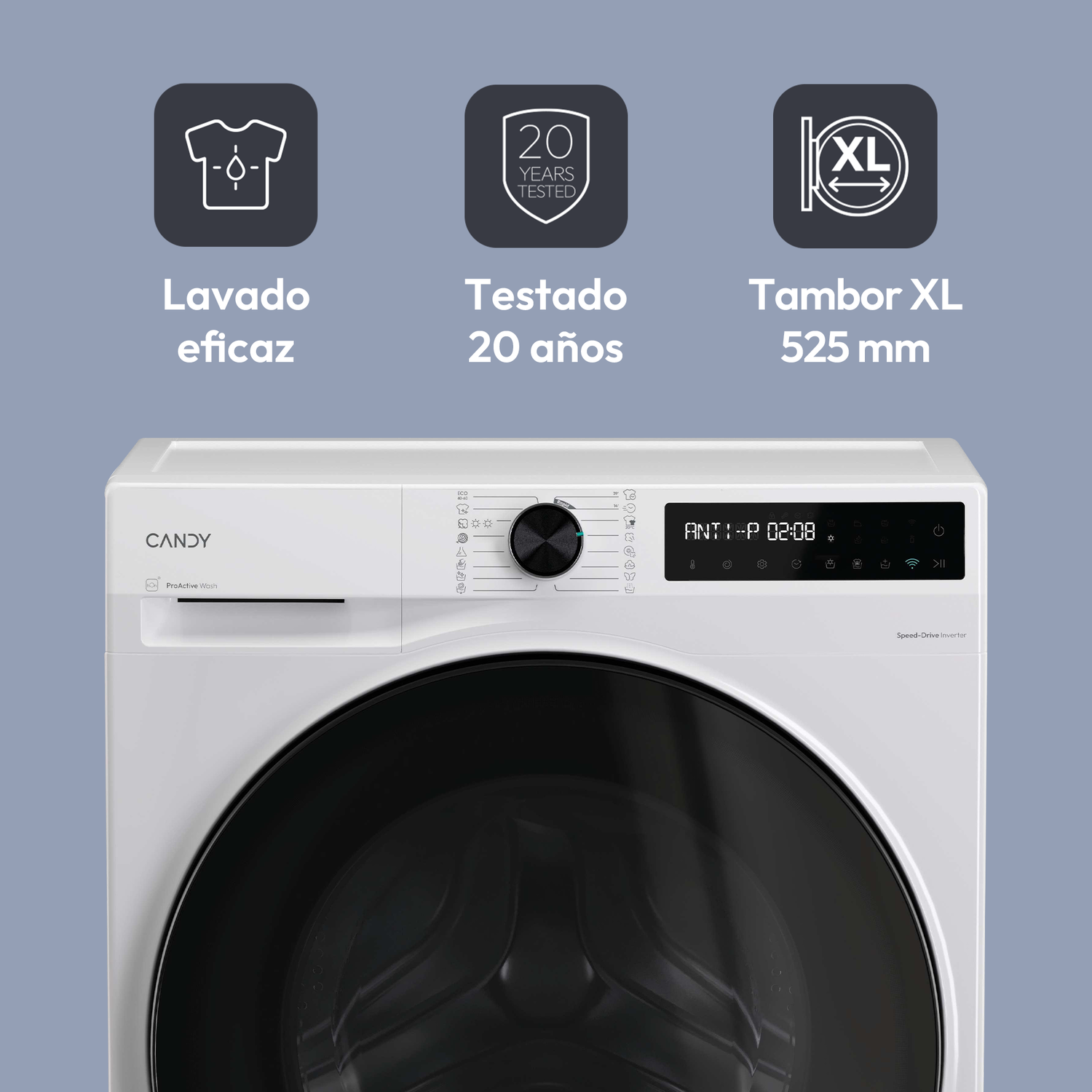 Una lavadora Candy blanca con puerta negra. Arriba hay iconos: lavado eficiente, 20 años probado, tambor XL. La pantalla muestra la hora.