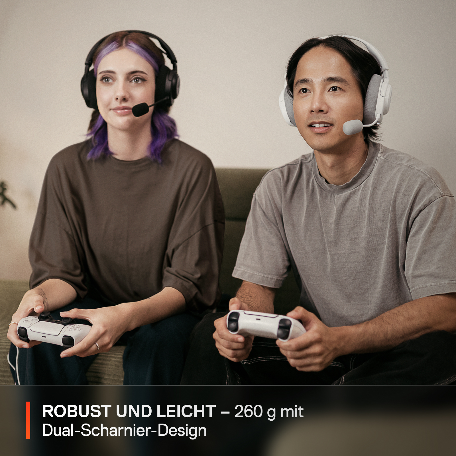 Zwei Personen mit Headsets spielen Videospiele. Sie halten Controller. Text unten: 'Robust und Leicht'.