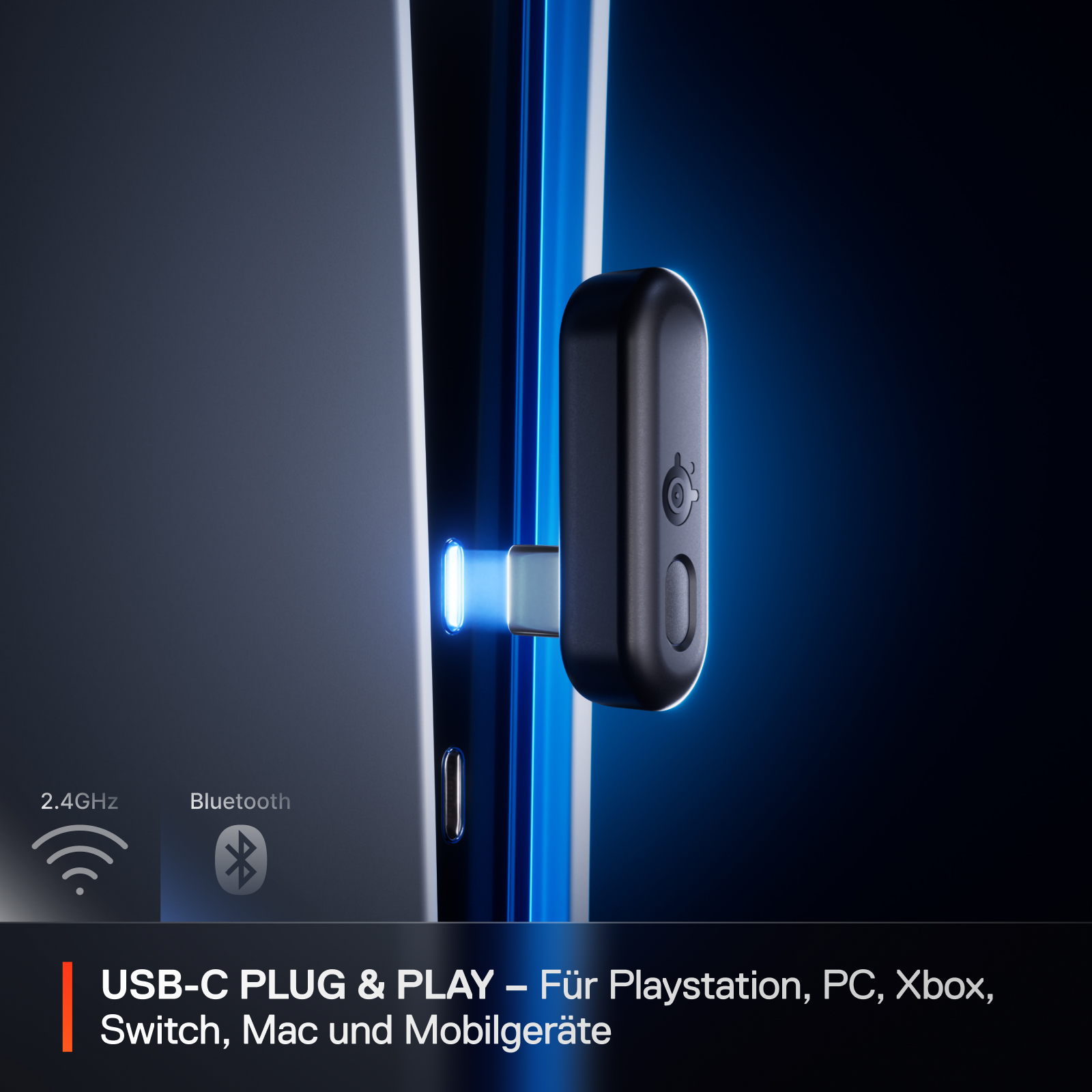 Ein schwarzer USB-C-Adapter, der an ein Gerät angeschlossen ist. Der Adapter hat ein Logo und zwei Knöpfe. Text: USB-C Plug & Play.
