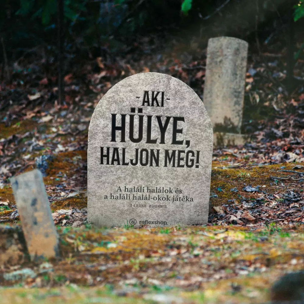 Egy sírkő a "AKI-HÜLYE, HALJON MEG!" szöveggel egy temetőben. Más sírkövek a háttérben. A földet levelek borítják.