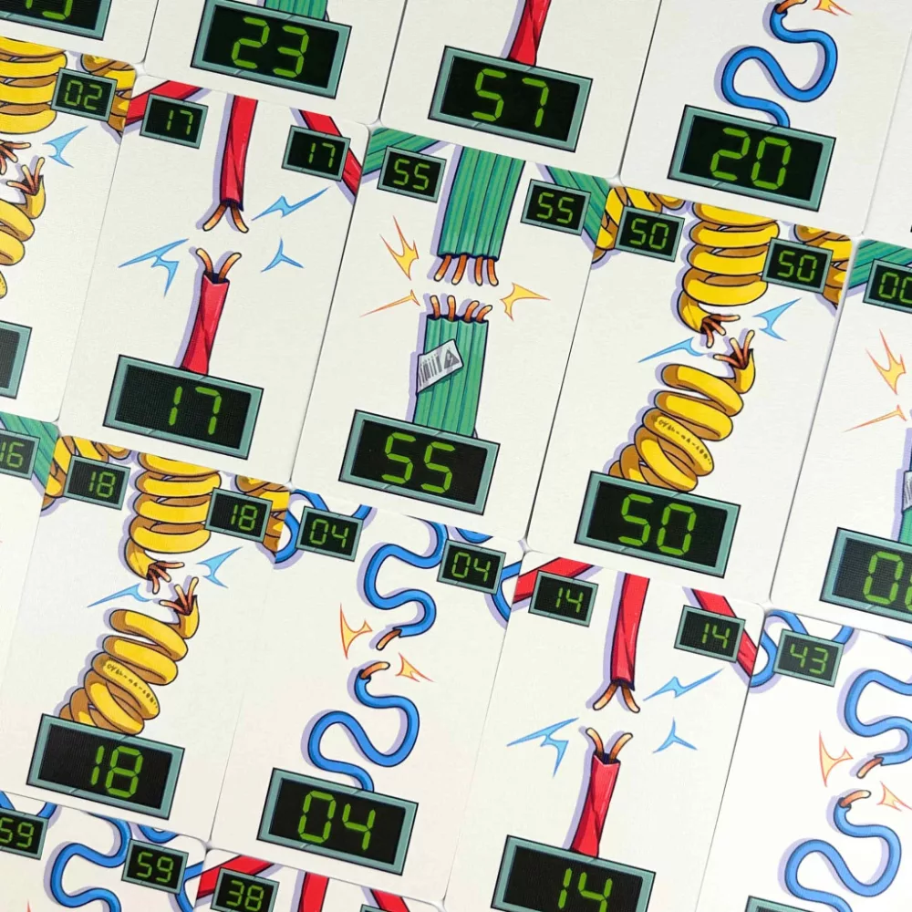 Kártyák törött vezetékek és digitális kijelzők illusztrációival. Számok láthatók, villámok jelennek meg.