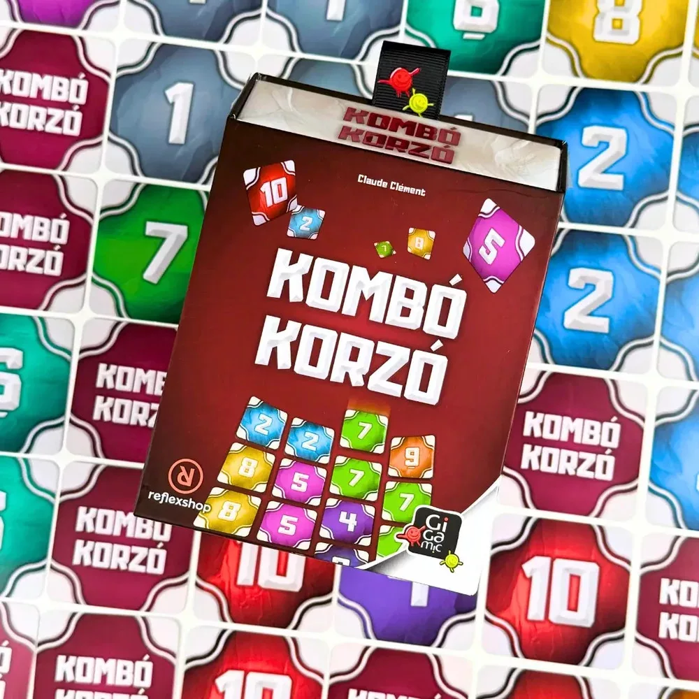 Egy "Kombó Korzó" feliratú játékkocka a játéktáblán. A táblán különböző színű, számozott lapkák láthatók.