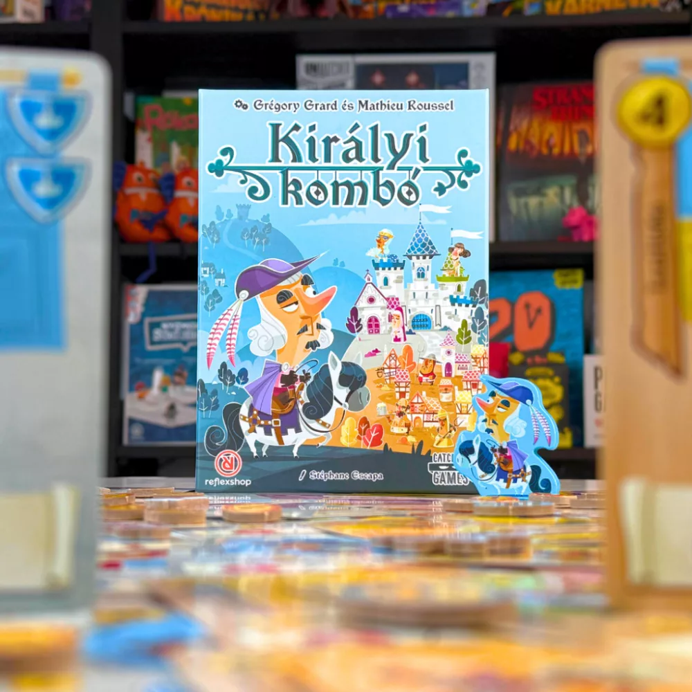 Egy 'Királyi Kombo' nevű társasjáték doboza, rajta egy király és egy vár illusztrációjával. Kártyák és más játékok a háttérben.