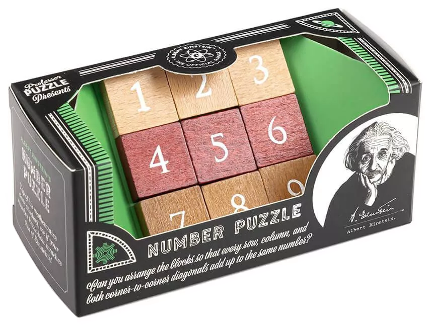 Egy dobozos számpuzzle fából készült tömbökkel. A dobozon Einstein képe és utasítások láthatók. A blokkok 1-9-ig számozottak.