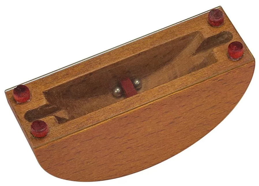 Fa puzzle pályával és két ezüst golyóval belül. Piros dugók vannak minden sarokban. A puzzle félkör alakú aljjal rendelkezik.