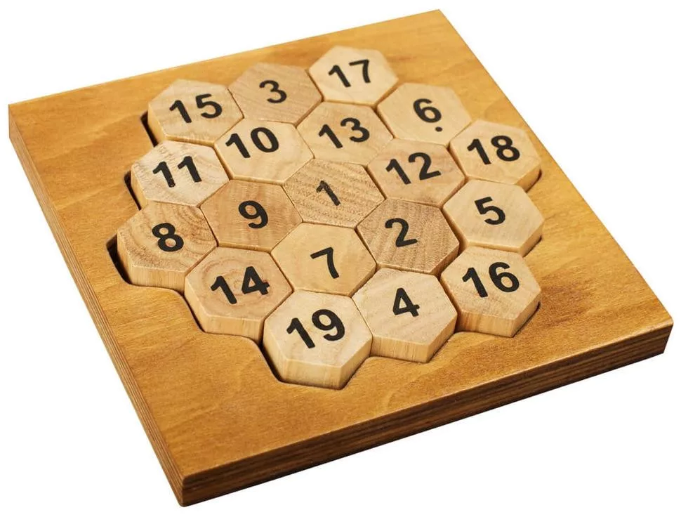 Fából készült puzzle számozott hatszögletű darabokkal. A darabok egy fa keretbe illeszkednek. A számok 1-től 19-ig terjednek.