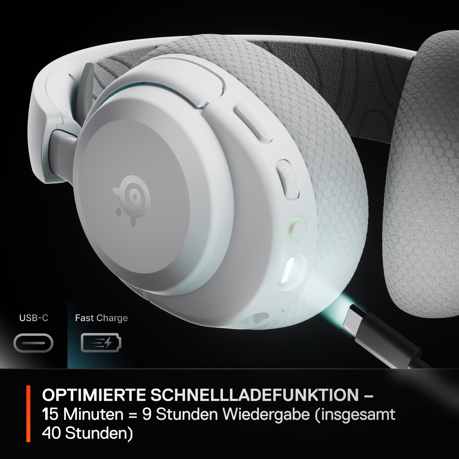 Weiße kabellose Kopfhörer mit grauen Mesh-Ohrmuscheln. Ein schwarzes USB-C-Kabel wird eingesteckt. Text: 15 Min. laden = 9 Stunden spielen. Insgesamt 40 Stunden.