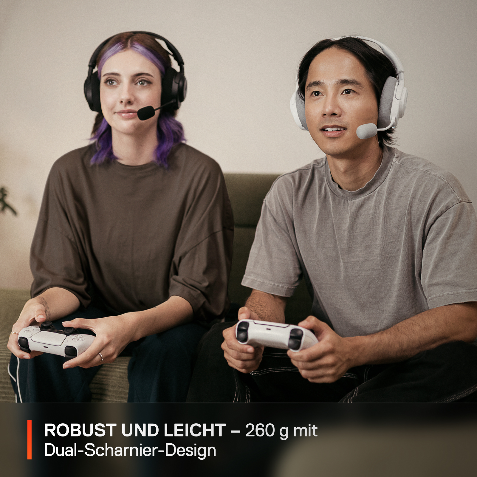 Zwei Personen mit Headsets spielen mit Controllern. Die Frau hat lila Haare.
