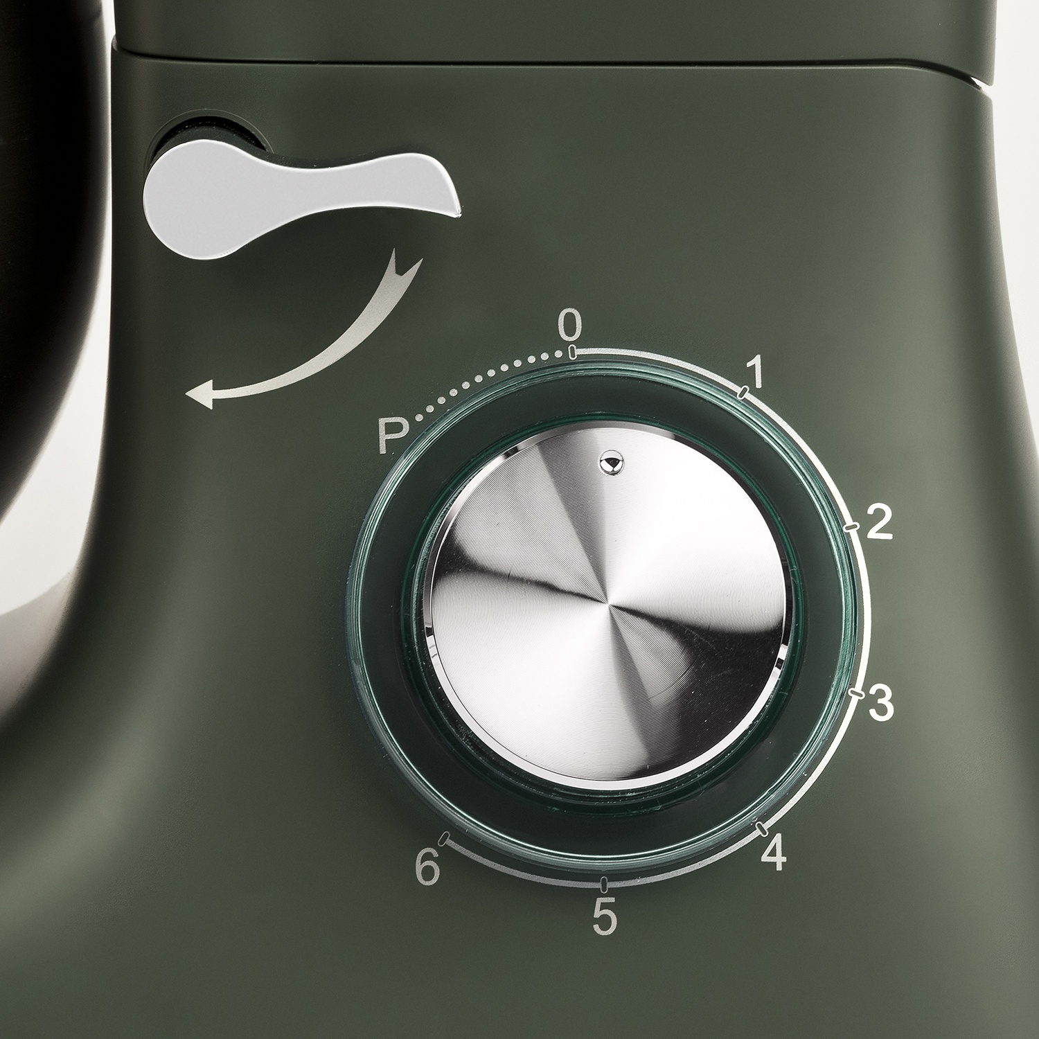 Primo piano del pannello di controllo di un elettrodomestico da cucina verde. Ha un quadrante argentato e una leva. I numeri 0-6 sono visibili.
