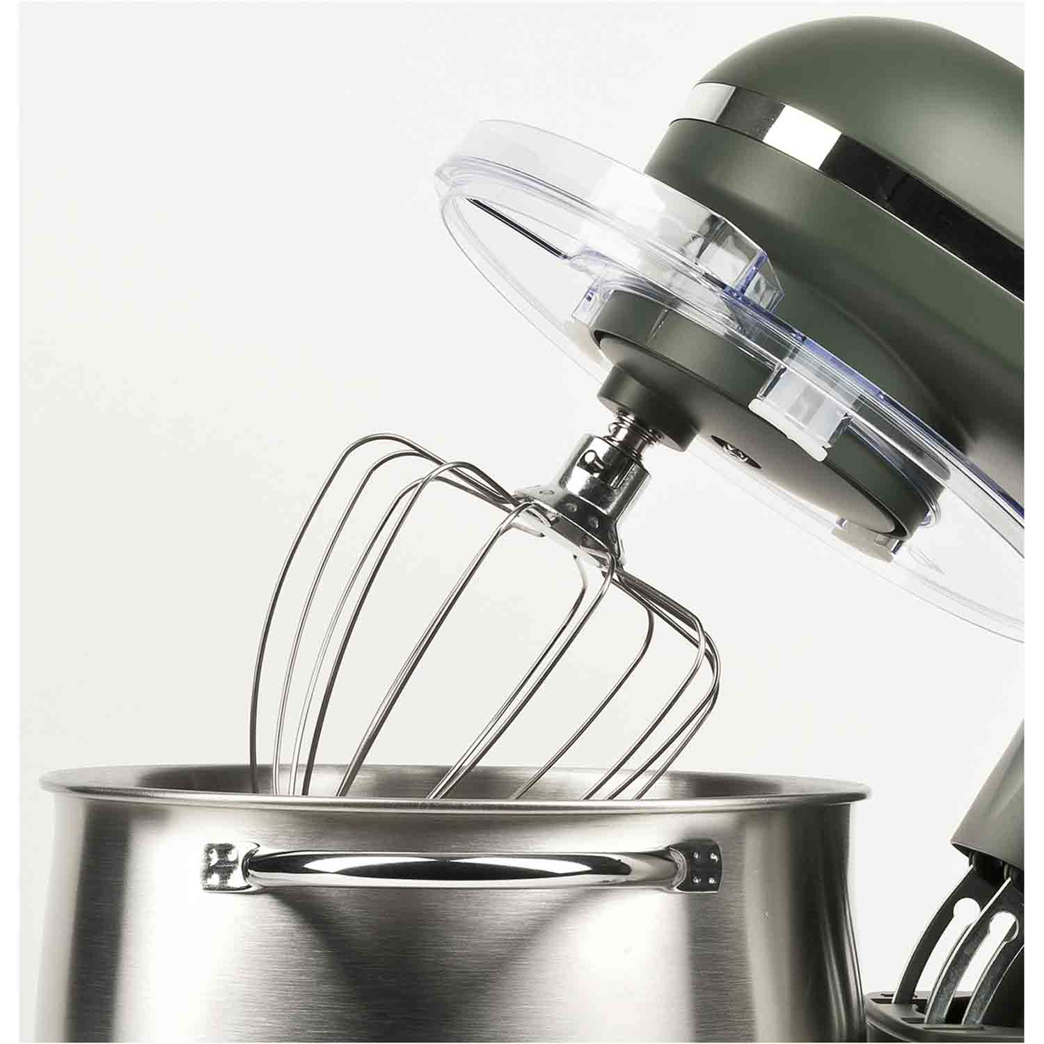 Un mixer verde con frusta sopra una ciotola in acciaio inossidabile. Lo sfondo è bianco.