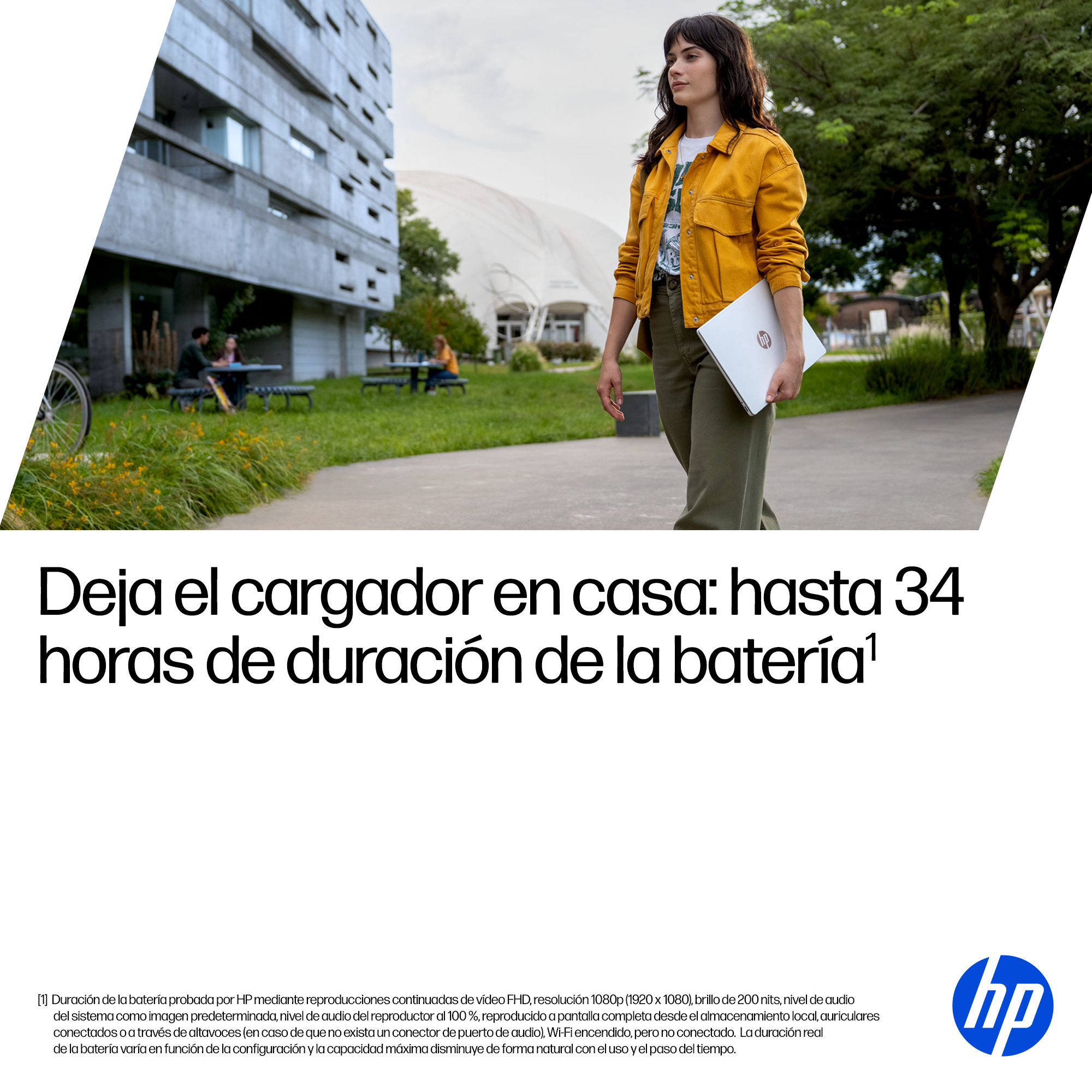 Una mujer camina al aire libre con una laptop. Lleva una chaqueta amarilla y pantalones verdes. Edificios y árboles al fondo.