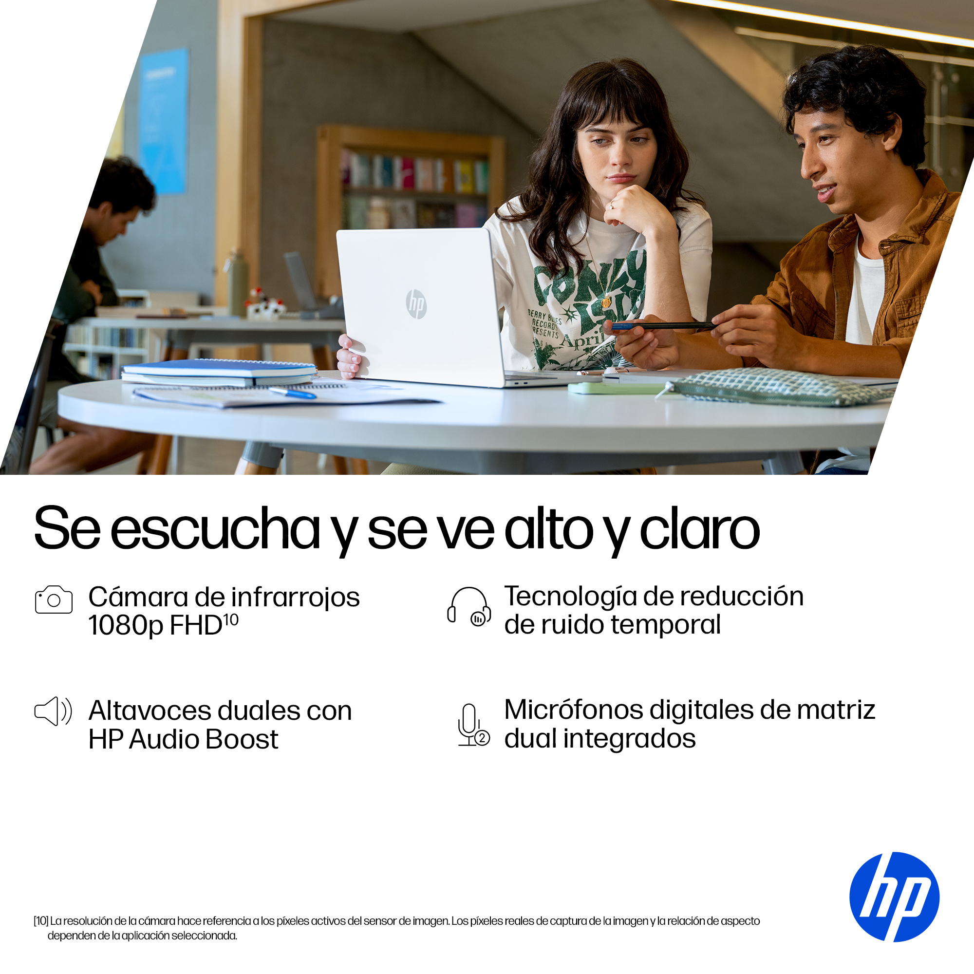 Dos personas miran una laptop HP blanca. Una sostiene un bolígrafo. El fondo tiene un póster azul y estanterías.