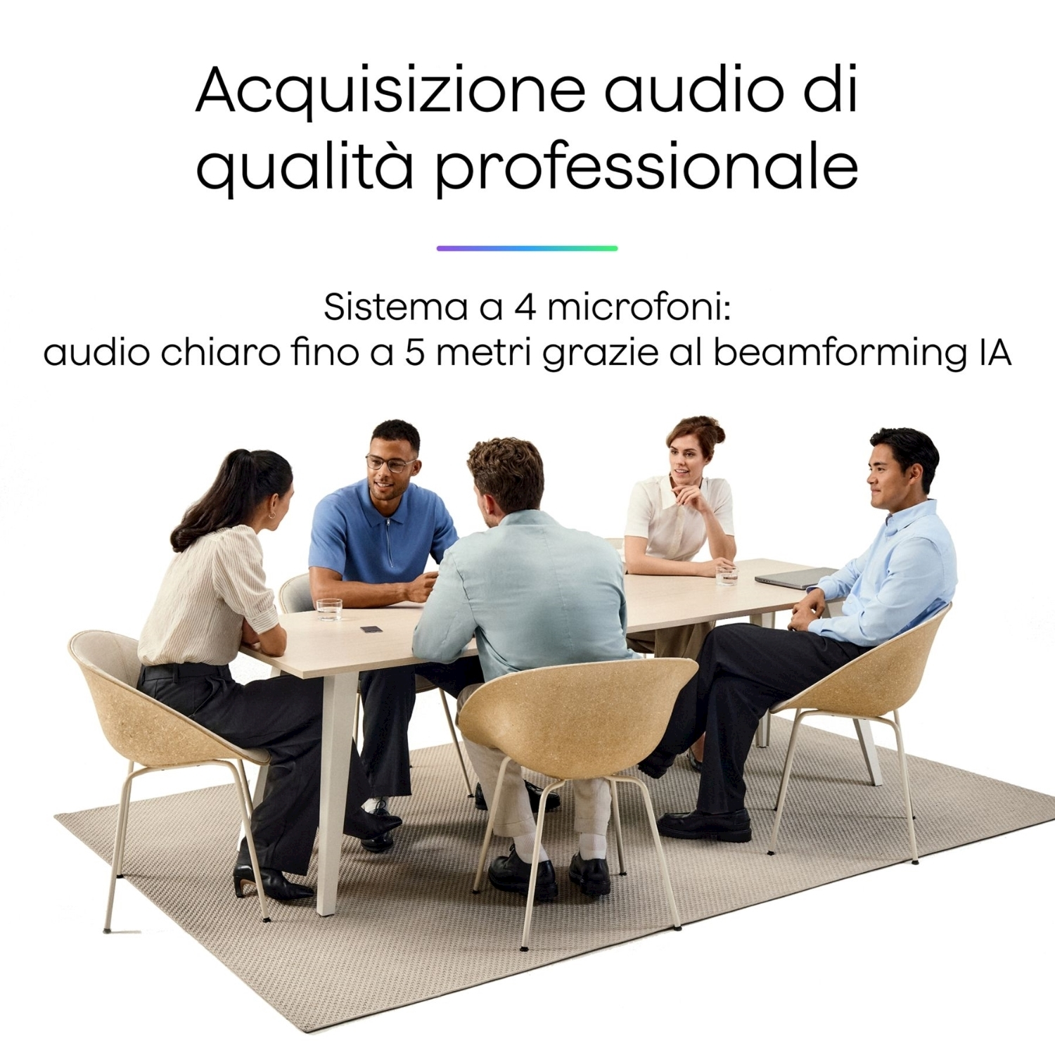 Cinque persone sedute attorno a un tavolo. Il testo in alto dice acquisizione audio. Sedie beige e un tavolo chiaro sono visibili.