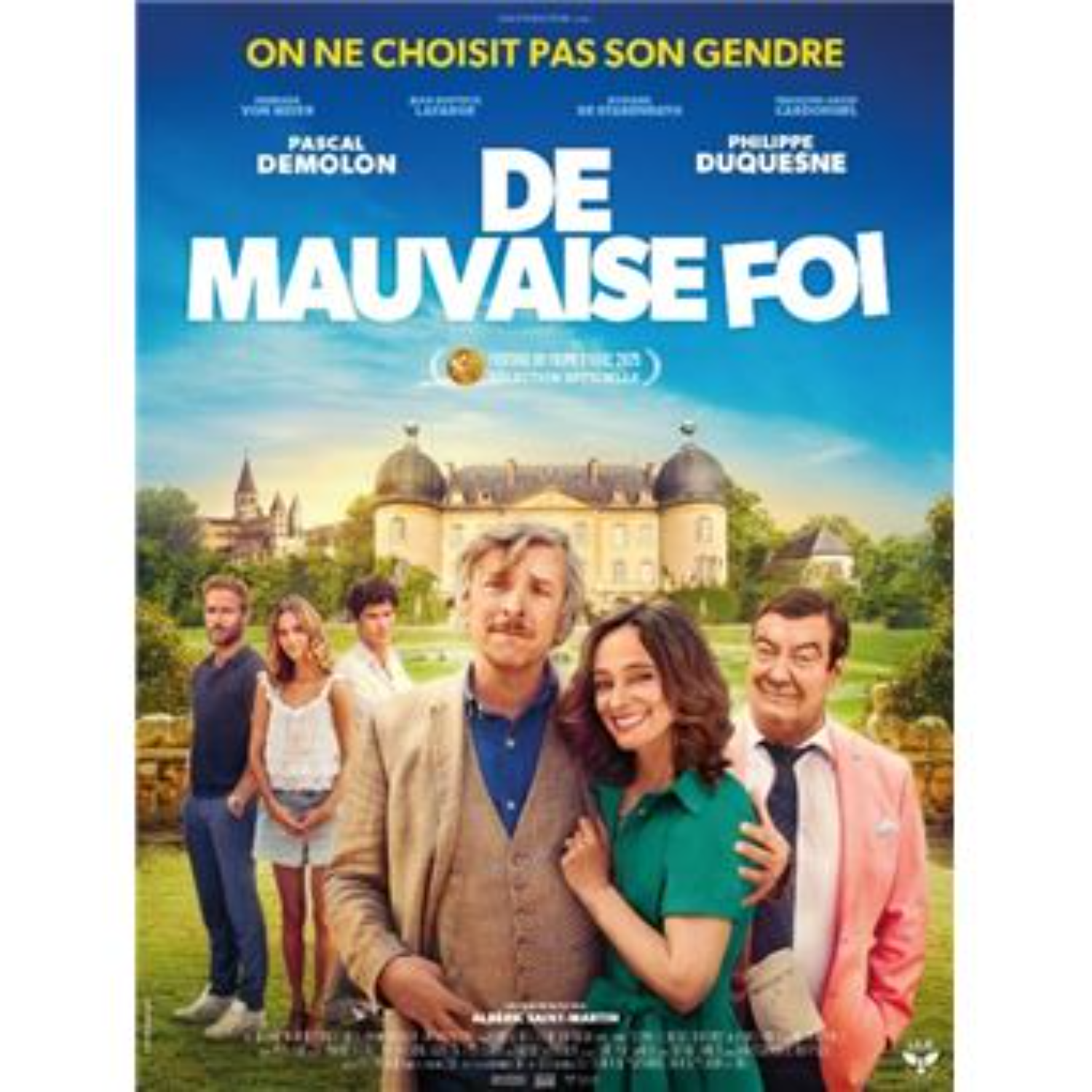 Filmposter met een groep mensen voor een kasteel. Titel is 'De Mauvaise Foi'. De lucht is blauw.
