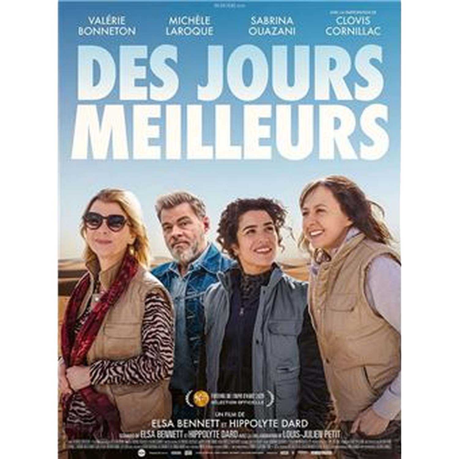 Affiche de film avec quatre personnes. Le texte dit 'Des Jours Meilleurs'. Les noms des acteurs sont listés au-dessus. Le fond est un ciel bleu clair.