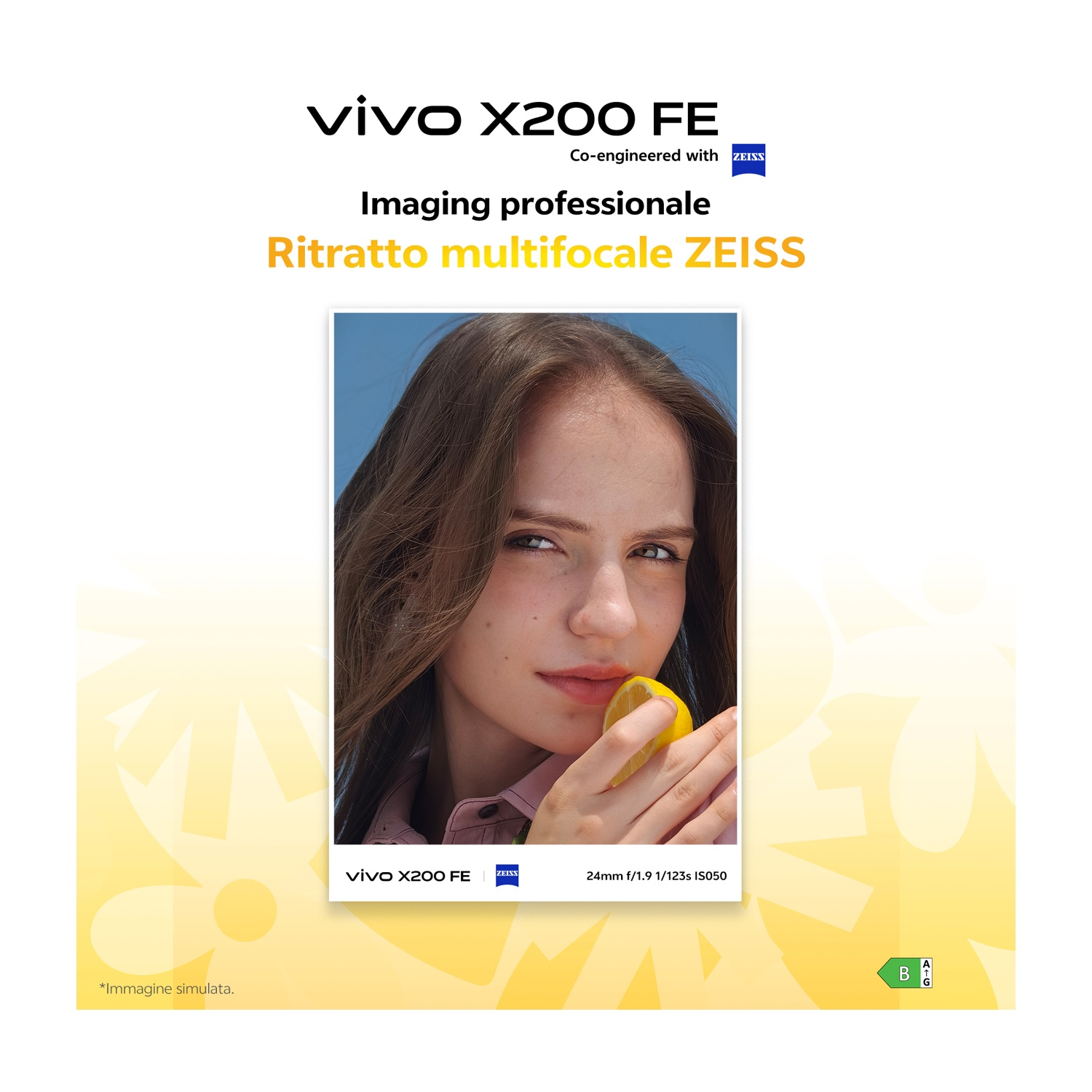 Una donna tiene un limone. La foto fa parte di una pubblicità per un telefono vivo X200 FE con ottica ZEISS, che promuove la sua modalità ritratto.