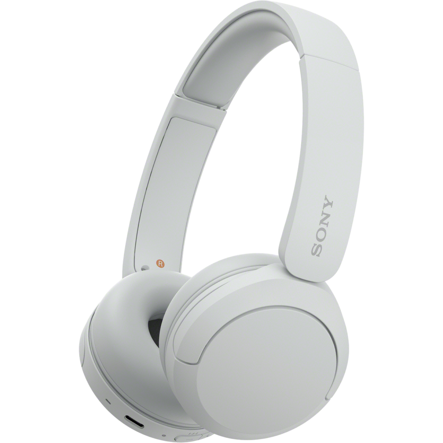 Een witte Sony over-ear hoofdtelefoon is geïsoleerd op een witte achtergrond. De hoofdtelefoon staat in een gebogen positie.