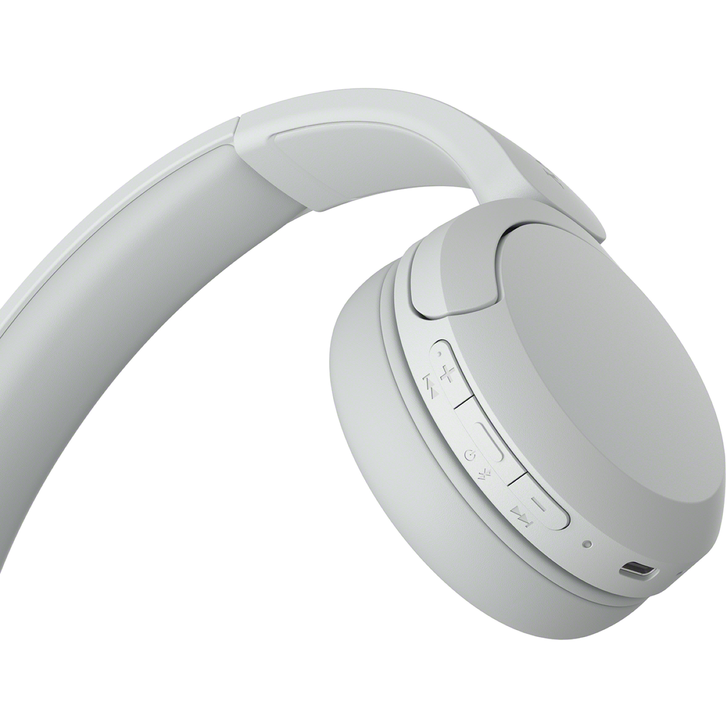 Een lichtgrijze over-ear hoofdtelefoon. De oorschelp heeft bedieningsknoppen. De hoofdband buigt over de bovenkant. Geïsoleerd op witte achtergrond.