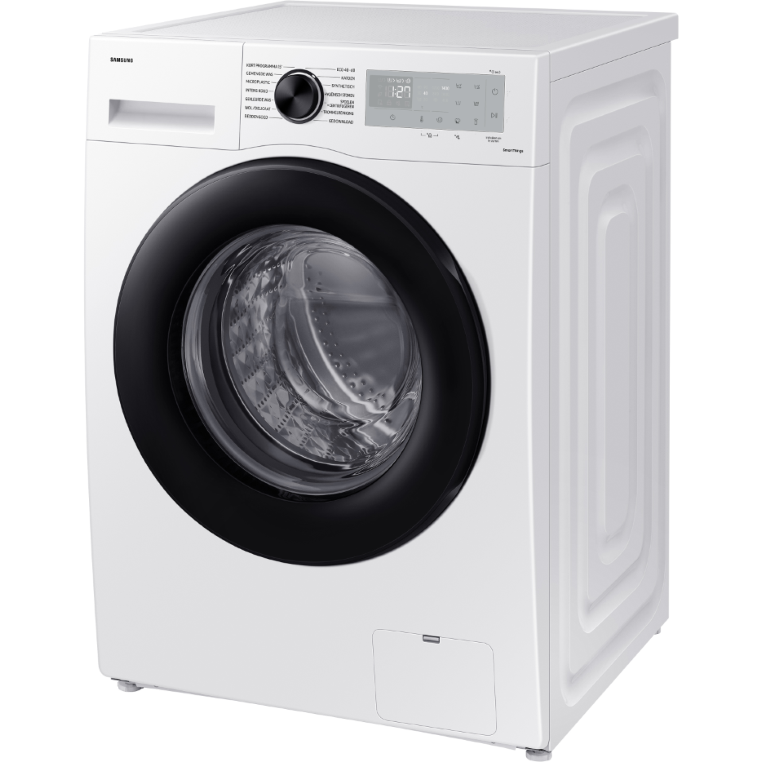 Een witte Samsung wasmachine. Het heeft een zwart deurkozijn en een digitaal display met de tijd. De machine staat op een witte achtergrond.